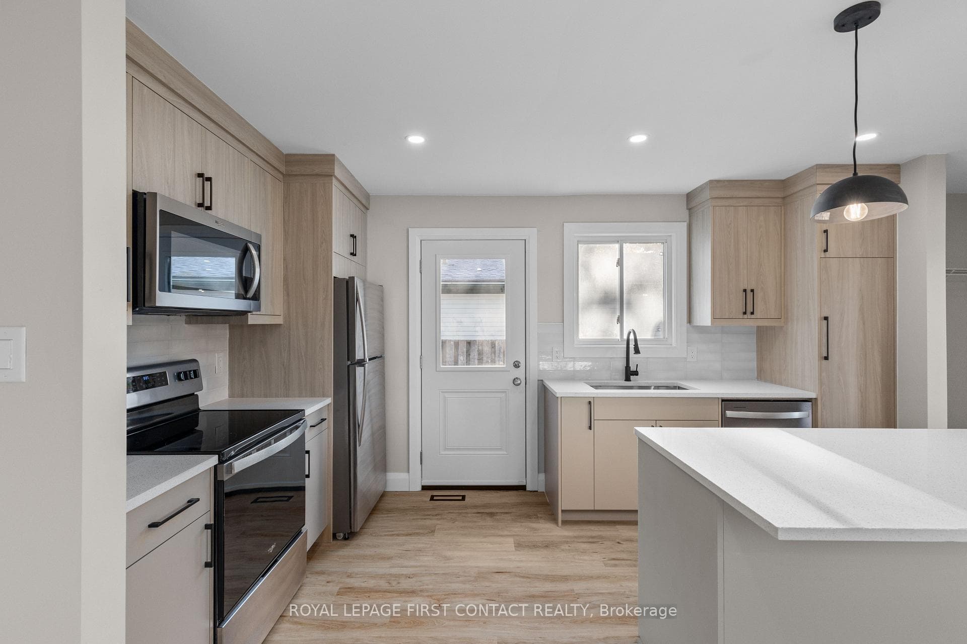 47 Mowat Crescent photo 5