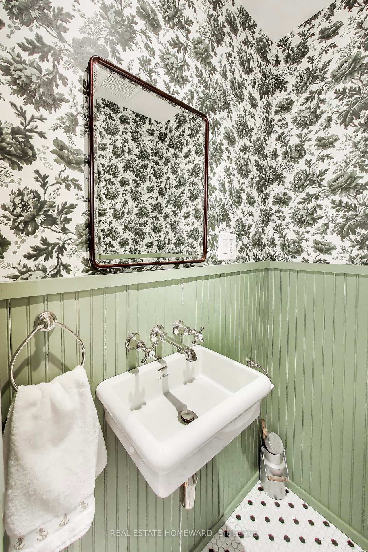 80 Hogarth Avenue photo 17