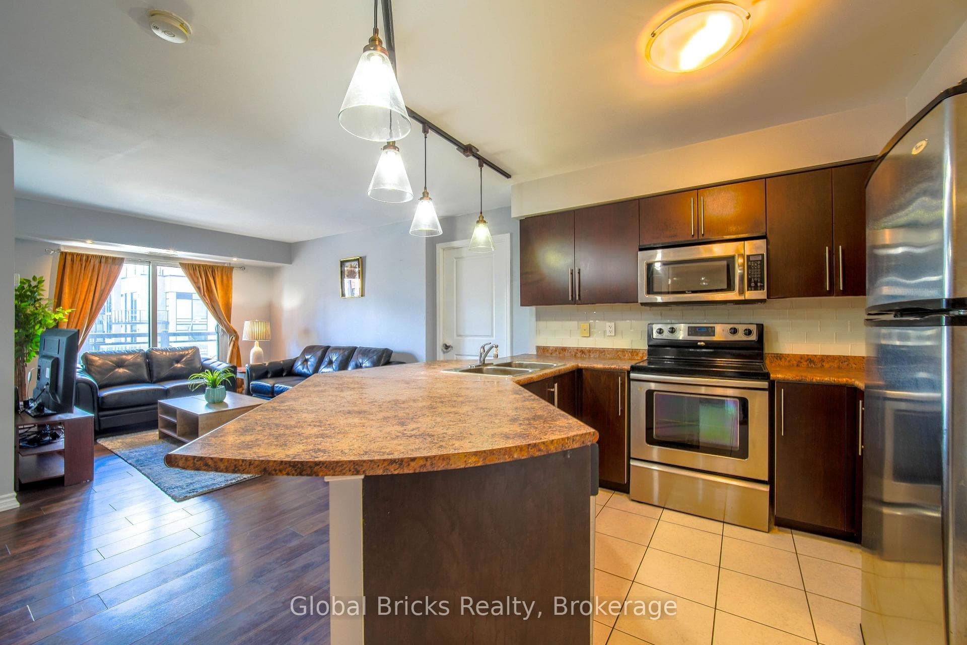 872 Sheppard Avenue photo 11