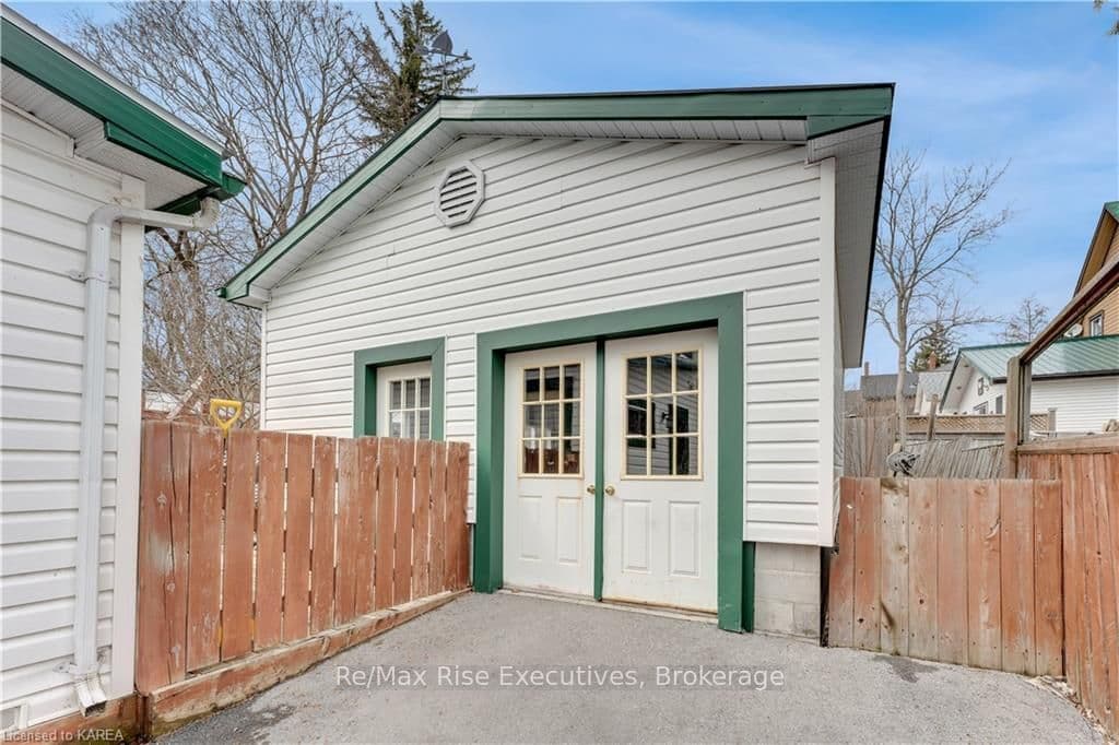 285 THOMAS Street photo 40