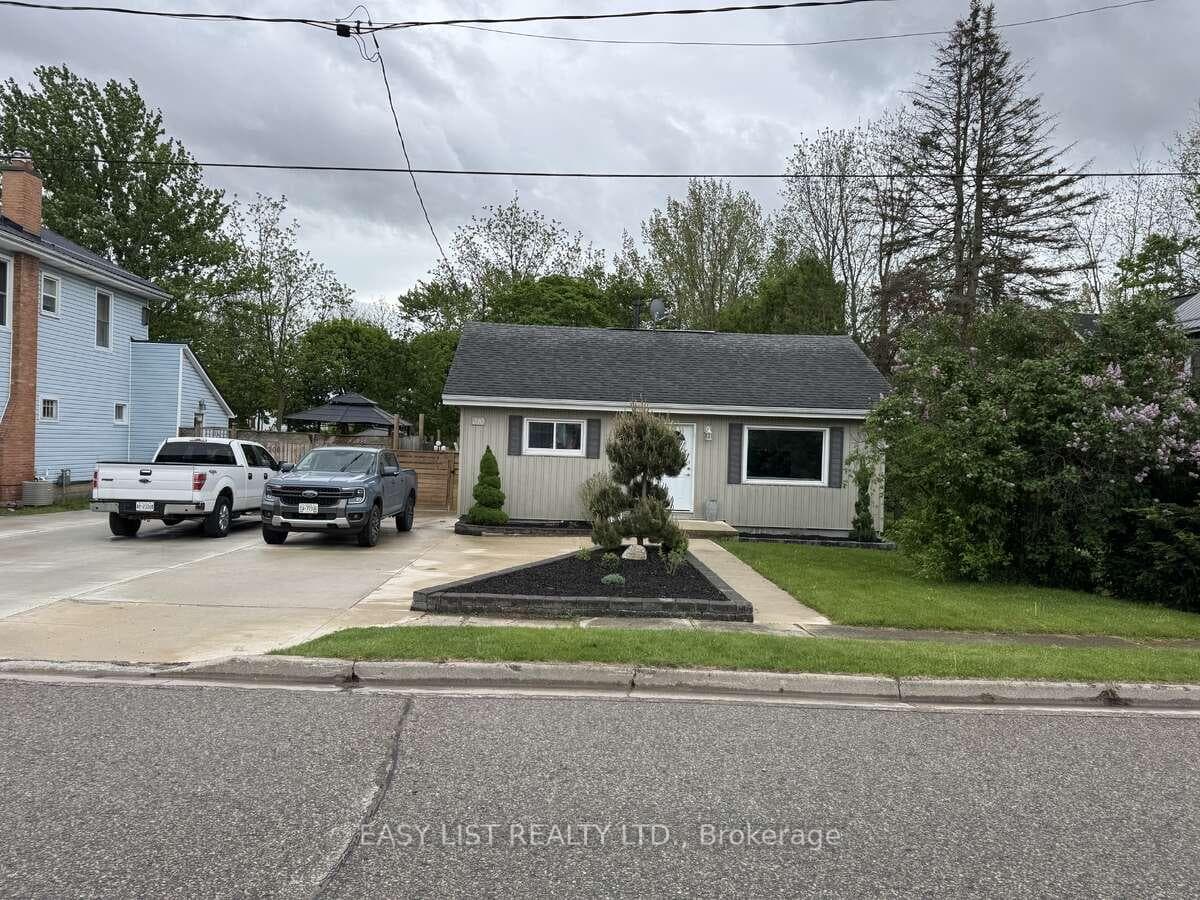 210 Shackleton Street photo 1