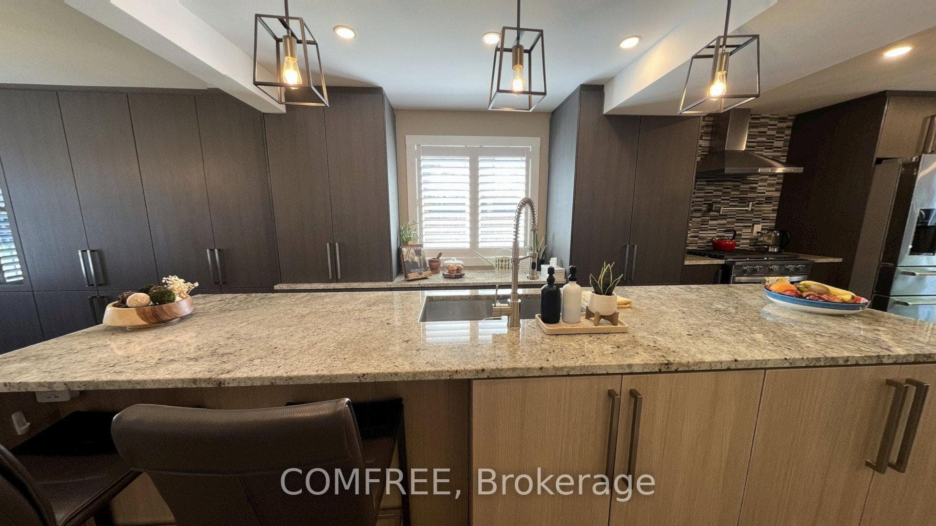 2093 Boake Street photo 5