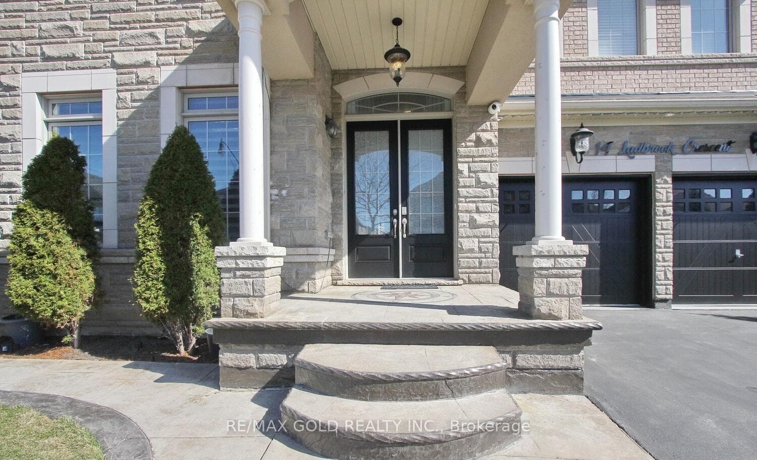 14 Ladbrook Crescent photo 3