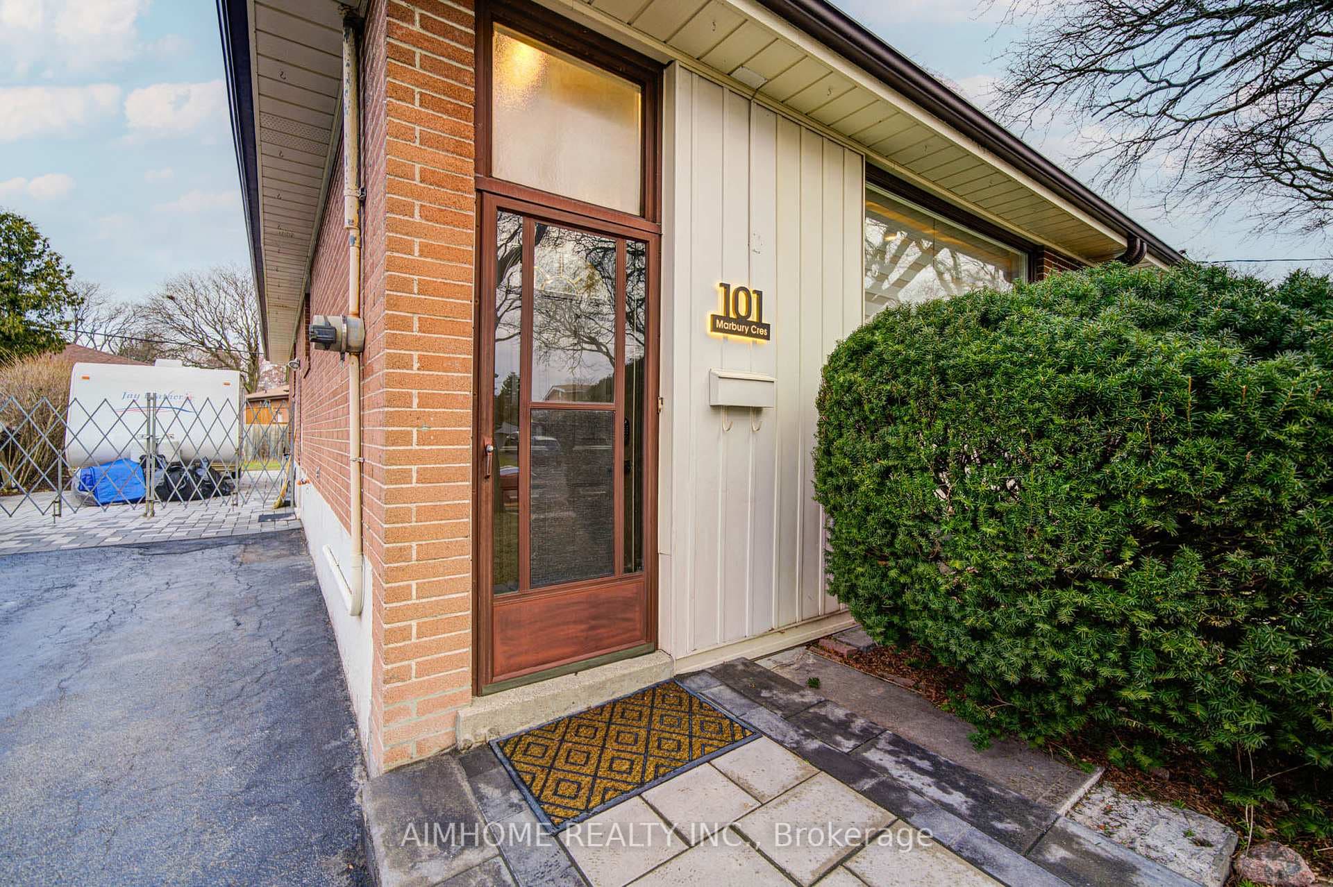 101 Marbury Crescent photo 5