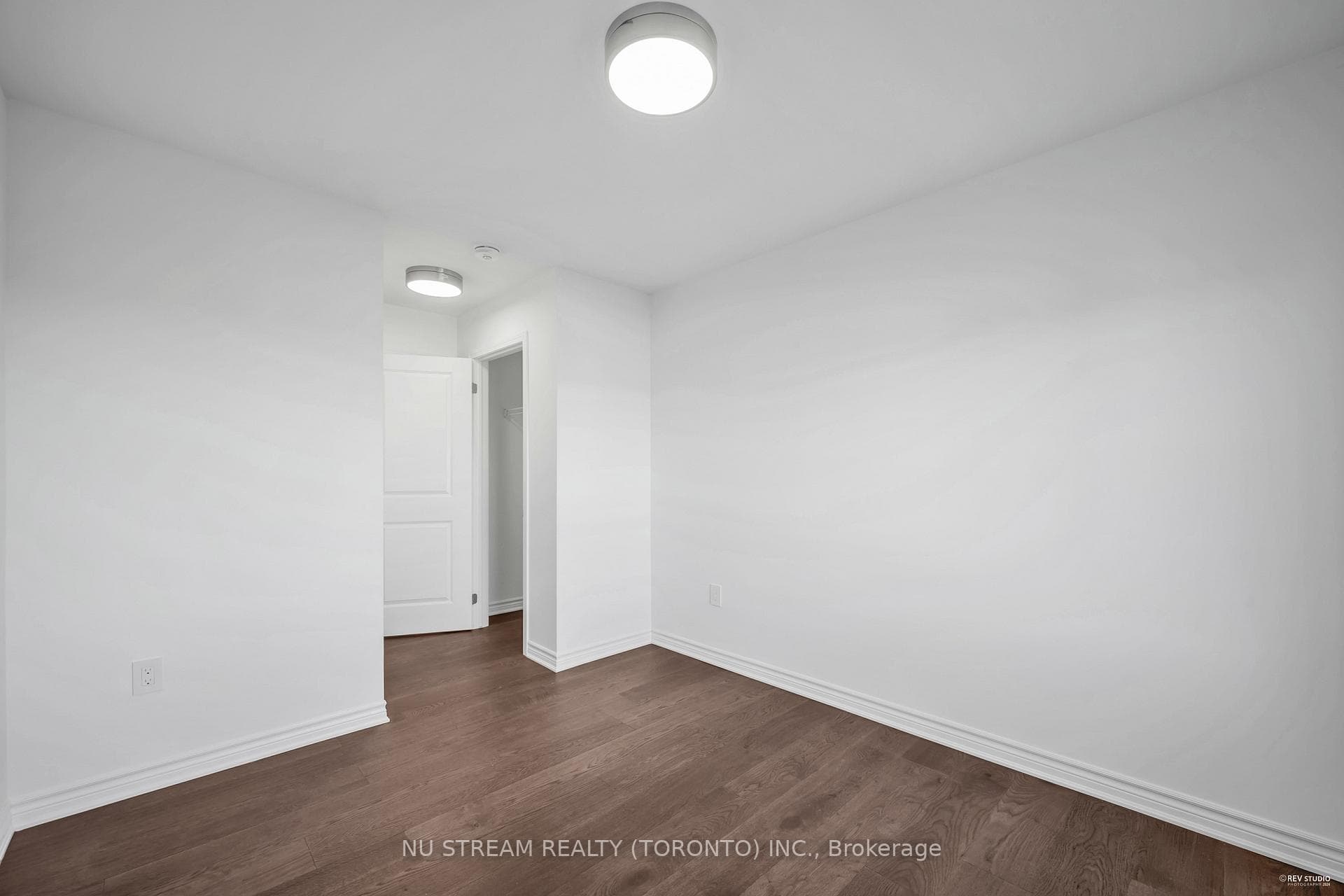 3072 Merrick Road photo 35