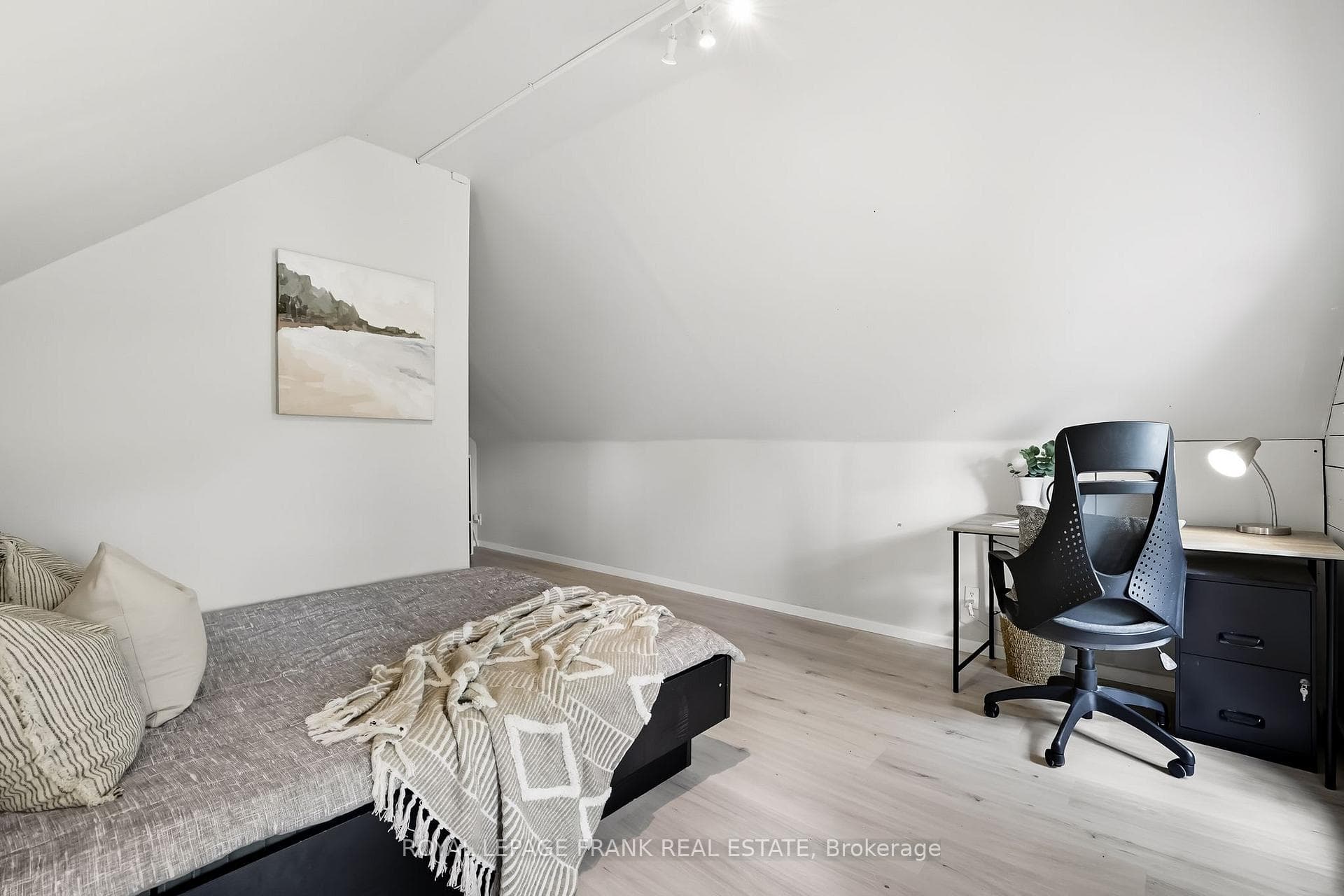 798 GEORGE Street photo 40