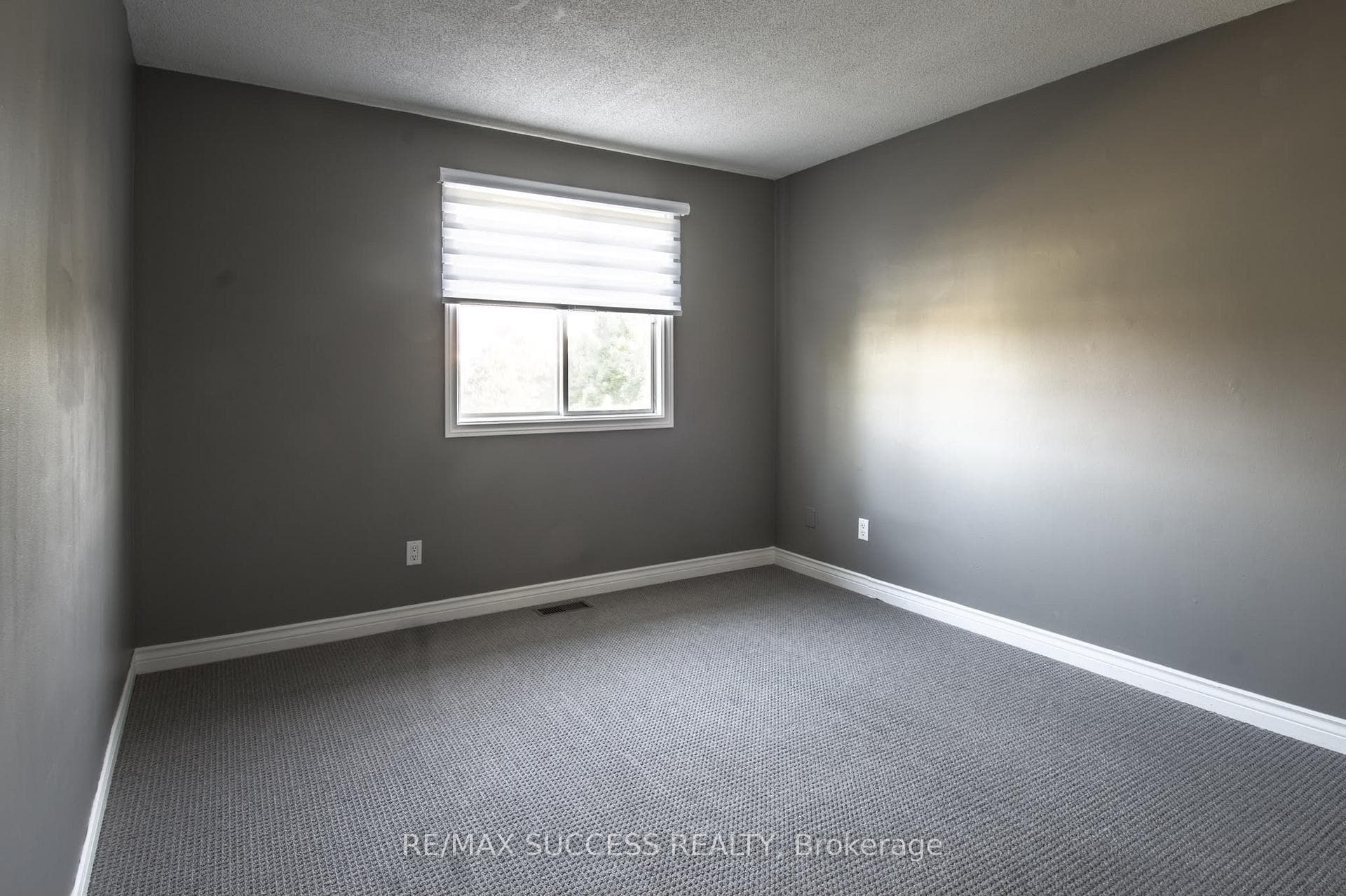 26 Tomahawk Dr, Main, Drive photo 24