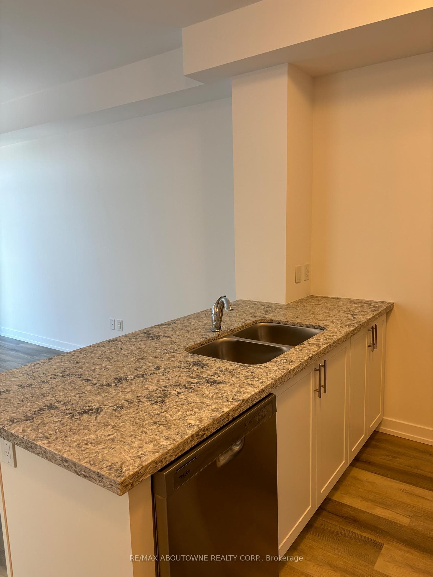470 Dundas Street Unit 429 photo 2