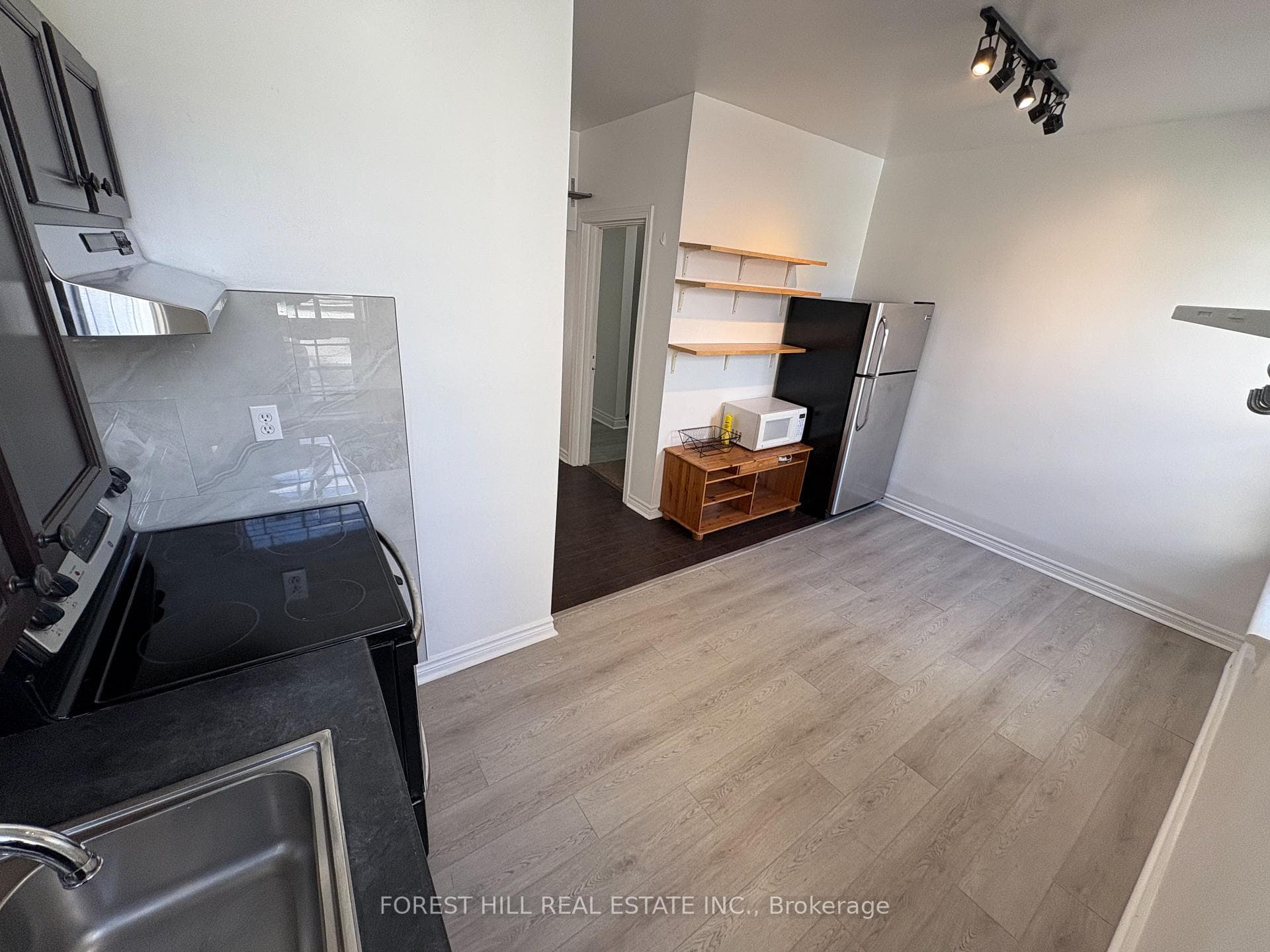 480 Queen Street Unit 2 photo 2