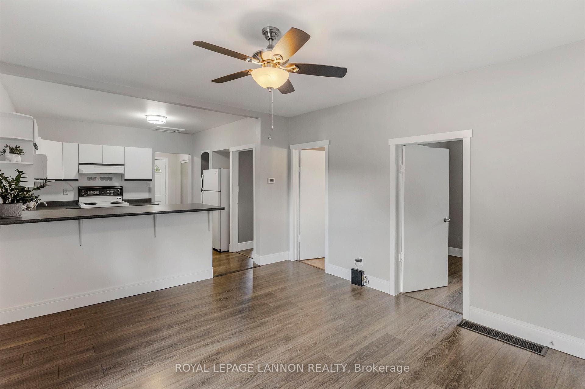 213 Dundas Street photo 7