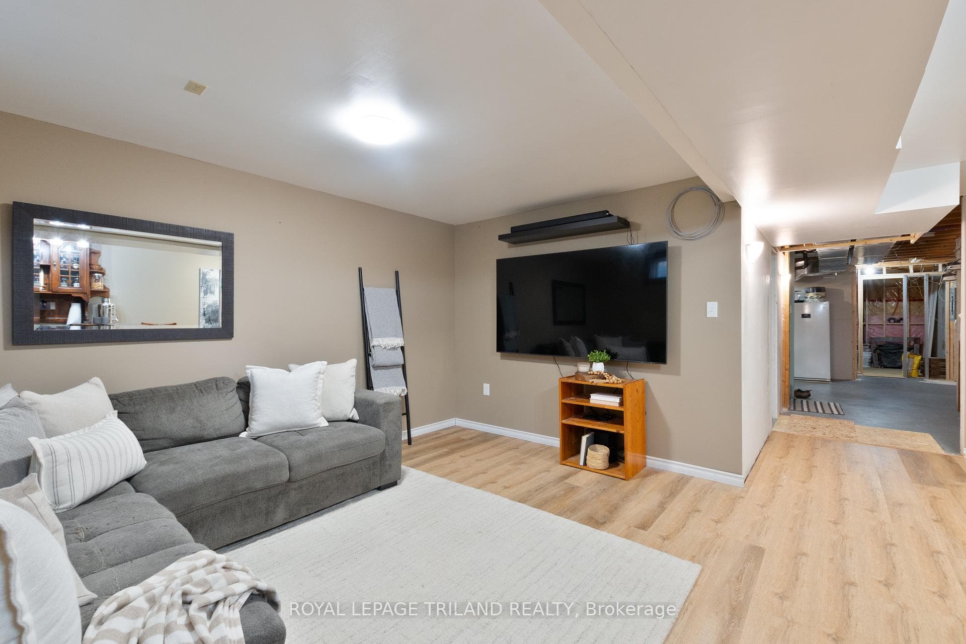 264 SIMPSON Crescent photo 32