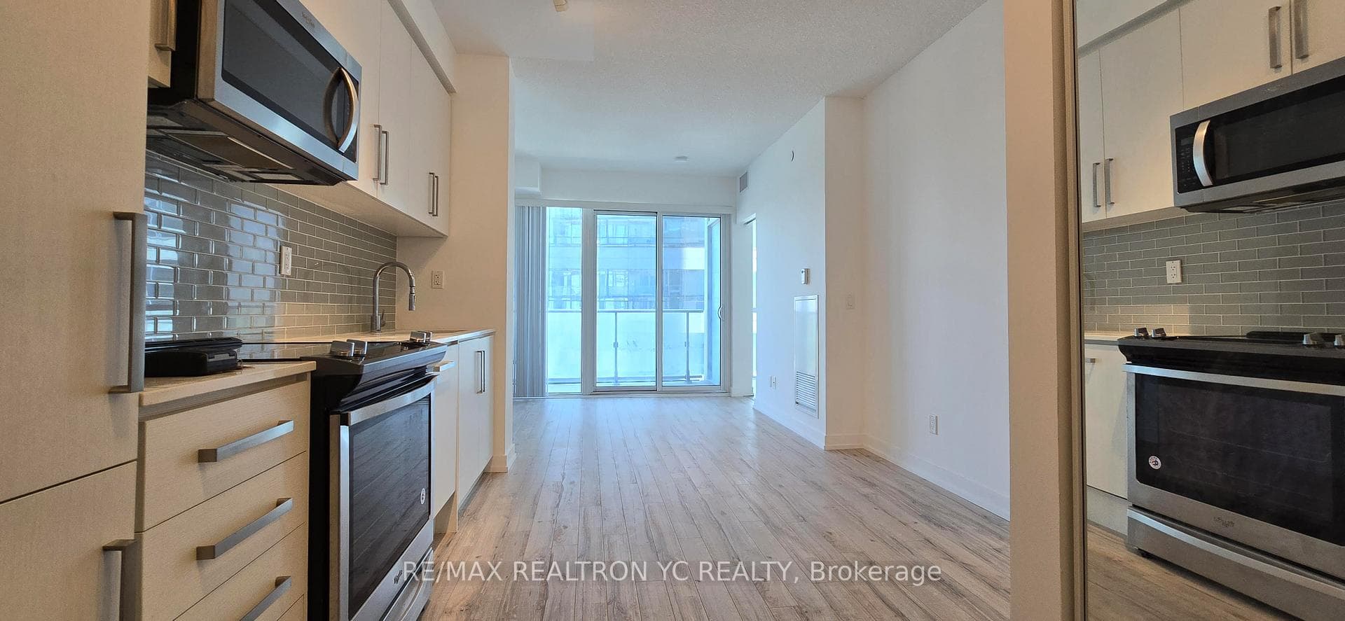 5180 Yonge Street Unit 804 photo 3