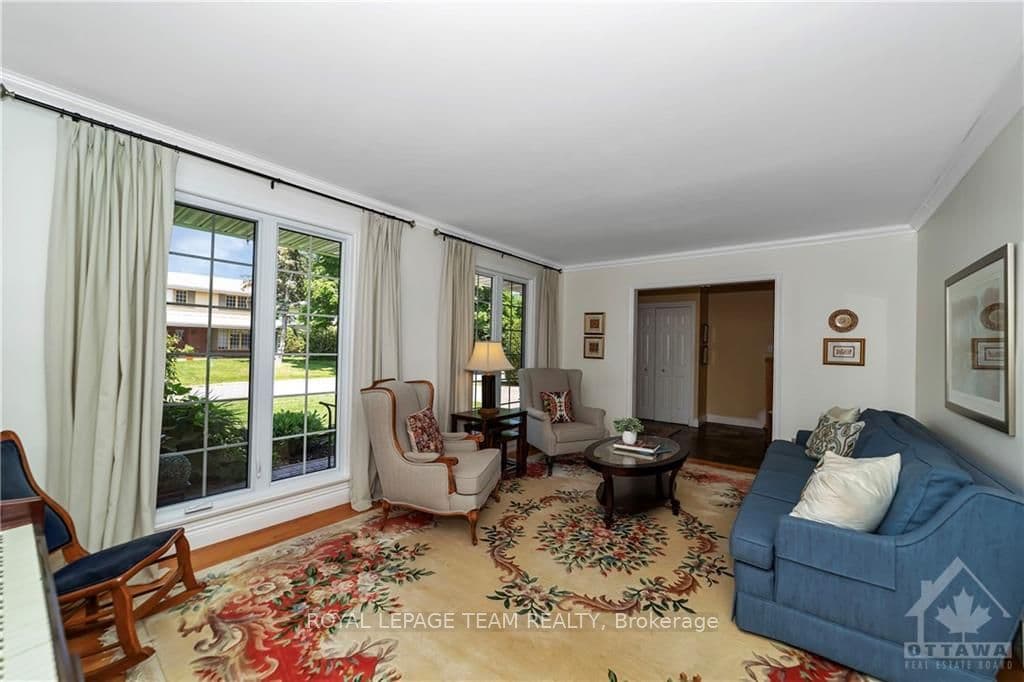 1690 AMBERDALE Crescent photo 4