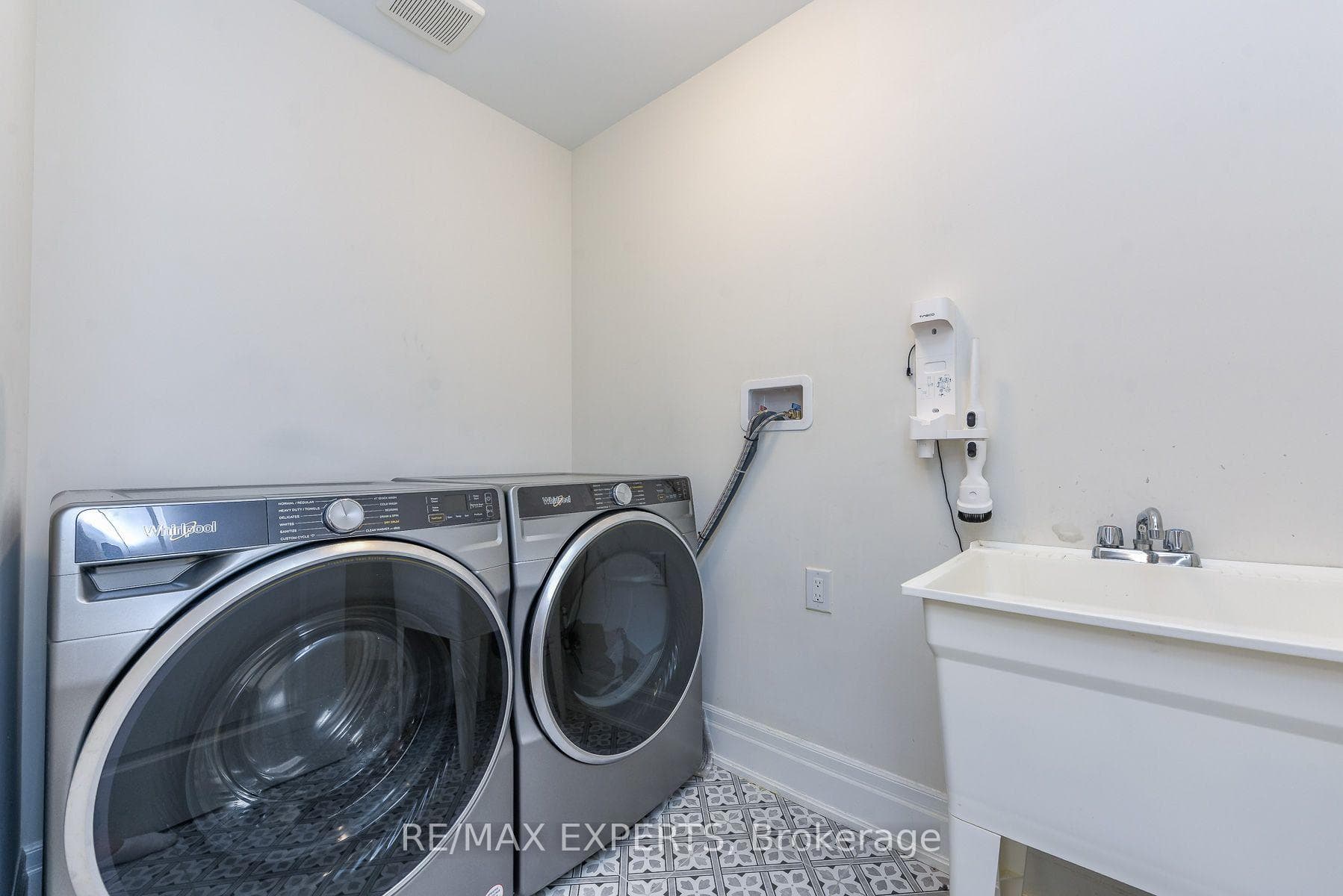 43 Grassbank Road photo 35