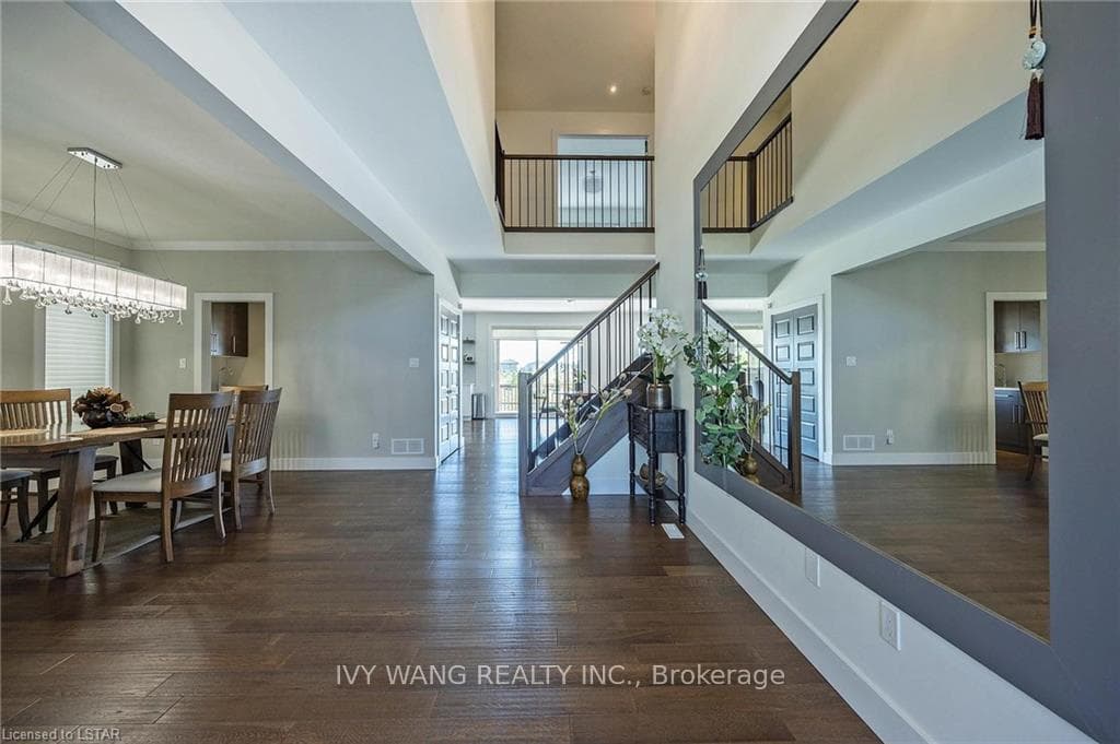 1387 DYER Crescent photo 6