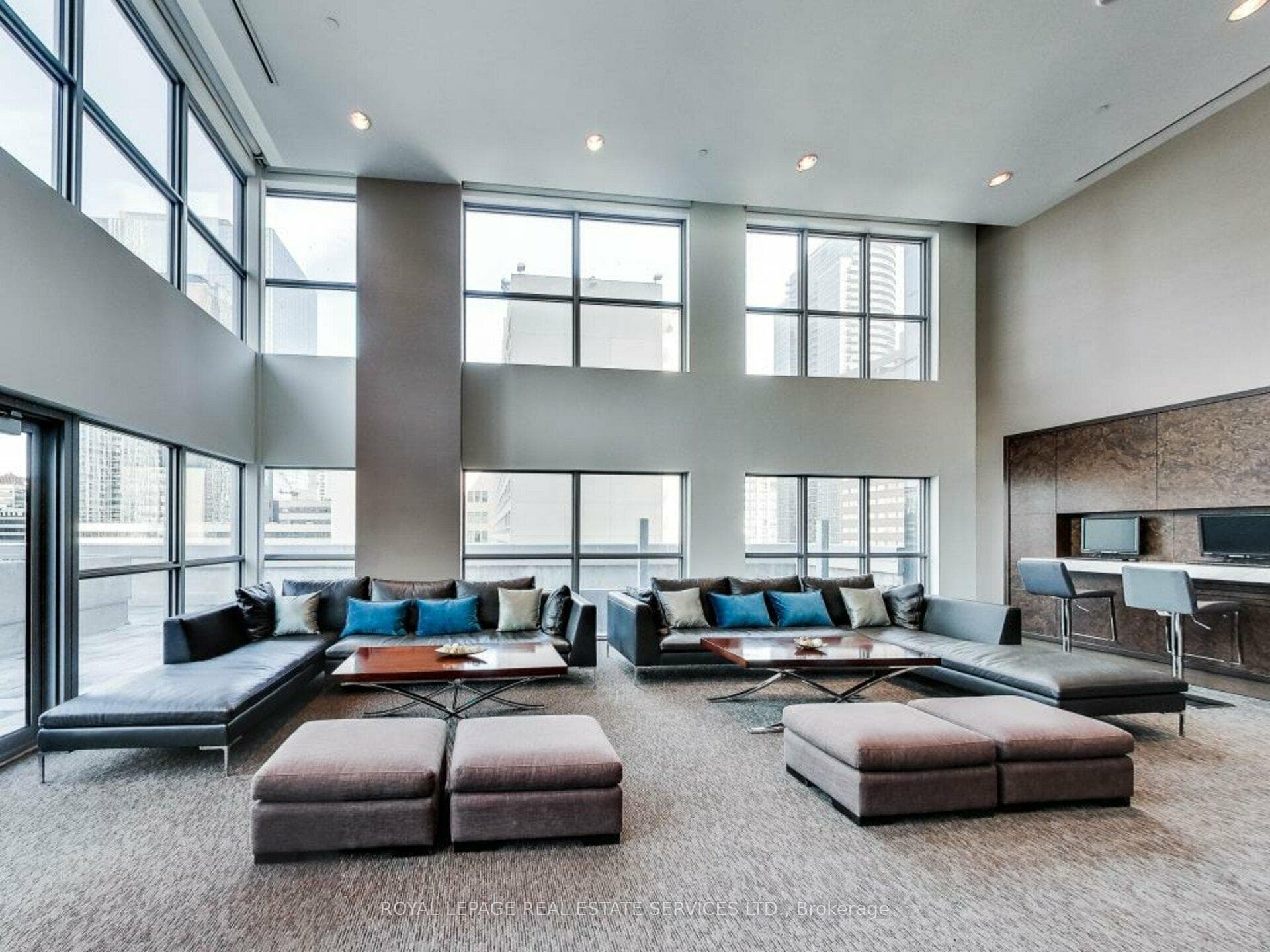 386 Yonge Street Unit 2714 photo 16