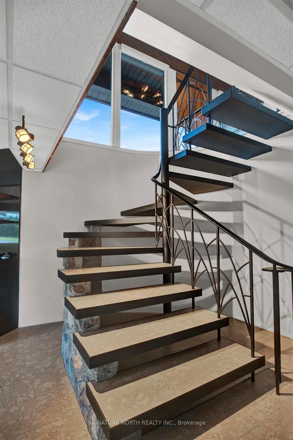 1577 Arthur Street W photo 39