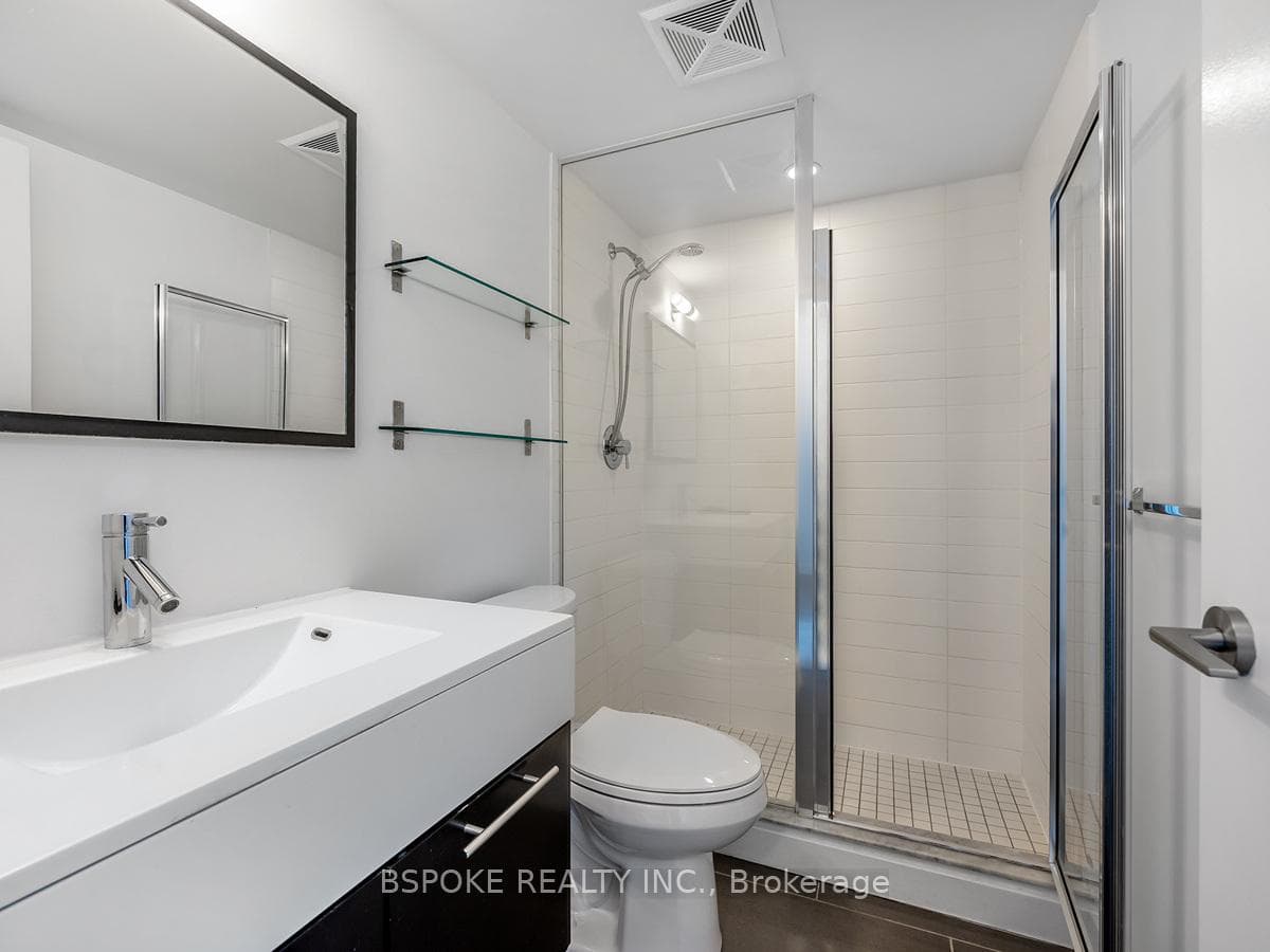 126 Simcoe Street Unit 2104 photo 16