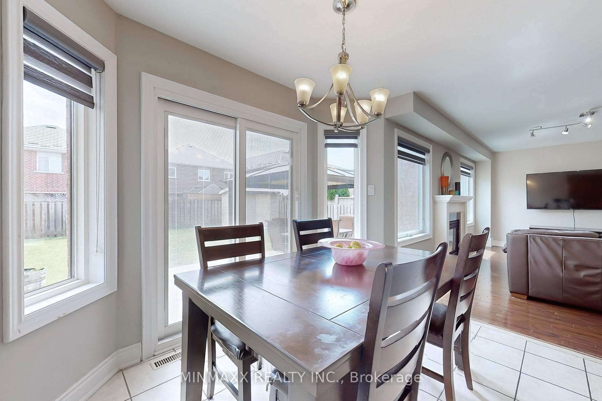 280 Featherstone Road photo 15