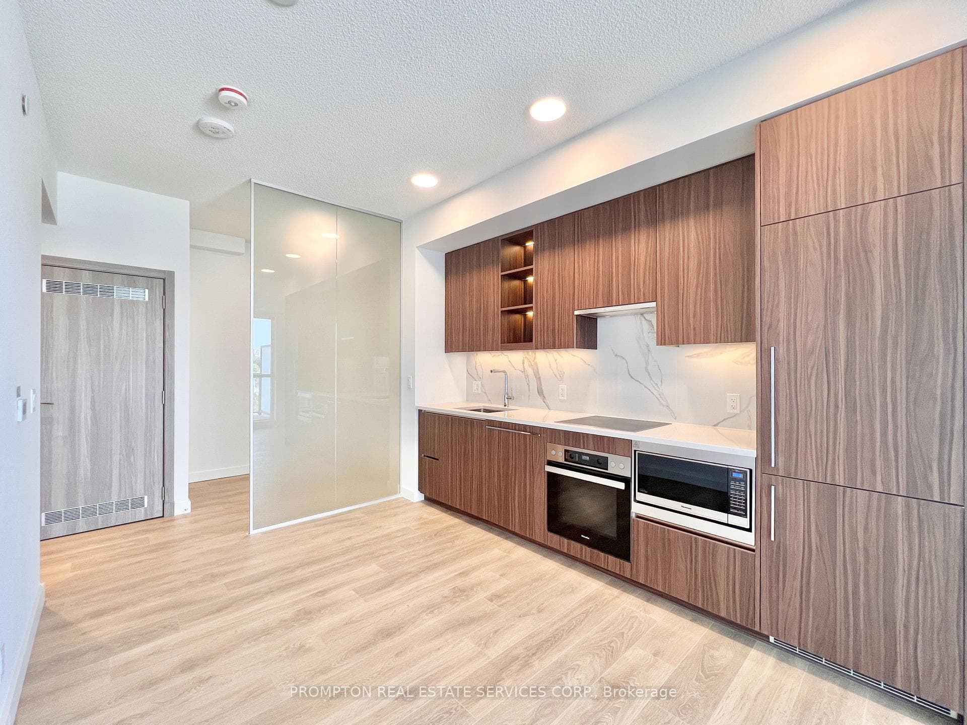 27 McMahon Drive Unit 708 photo 21