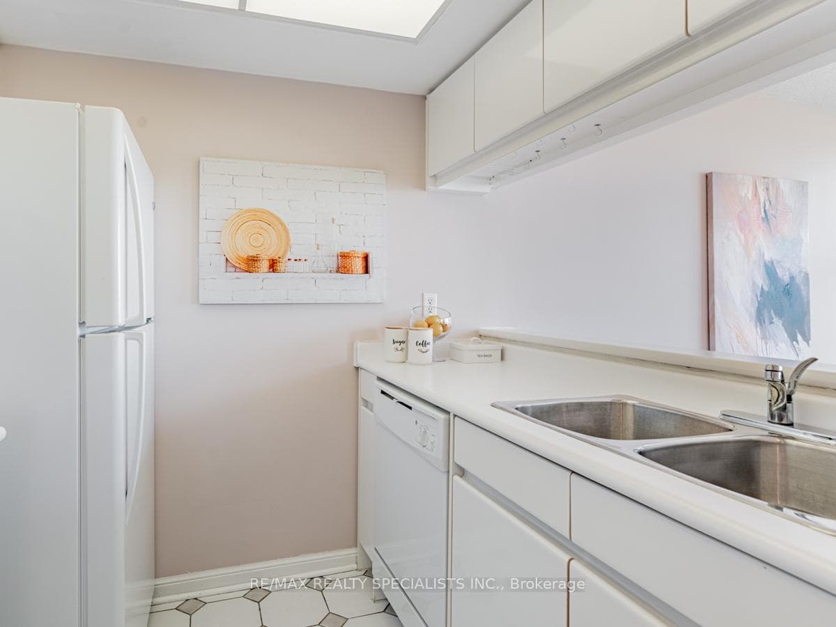 101 SUBWAY Crescent Unit 1808 photo 7