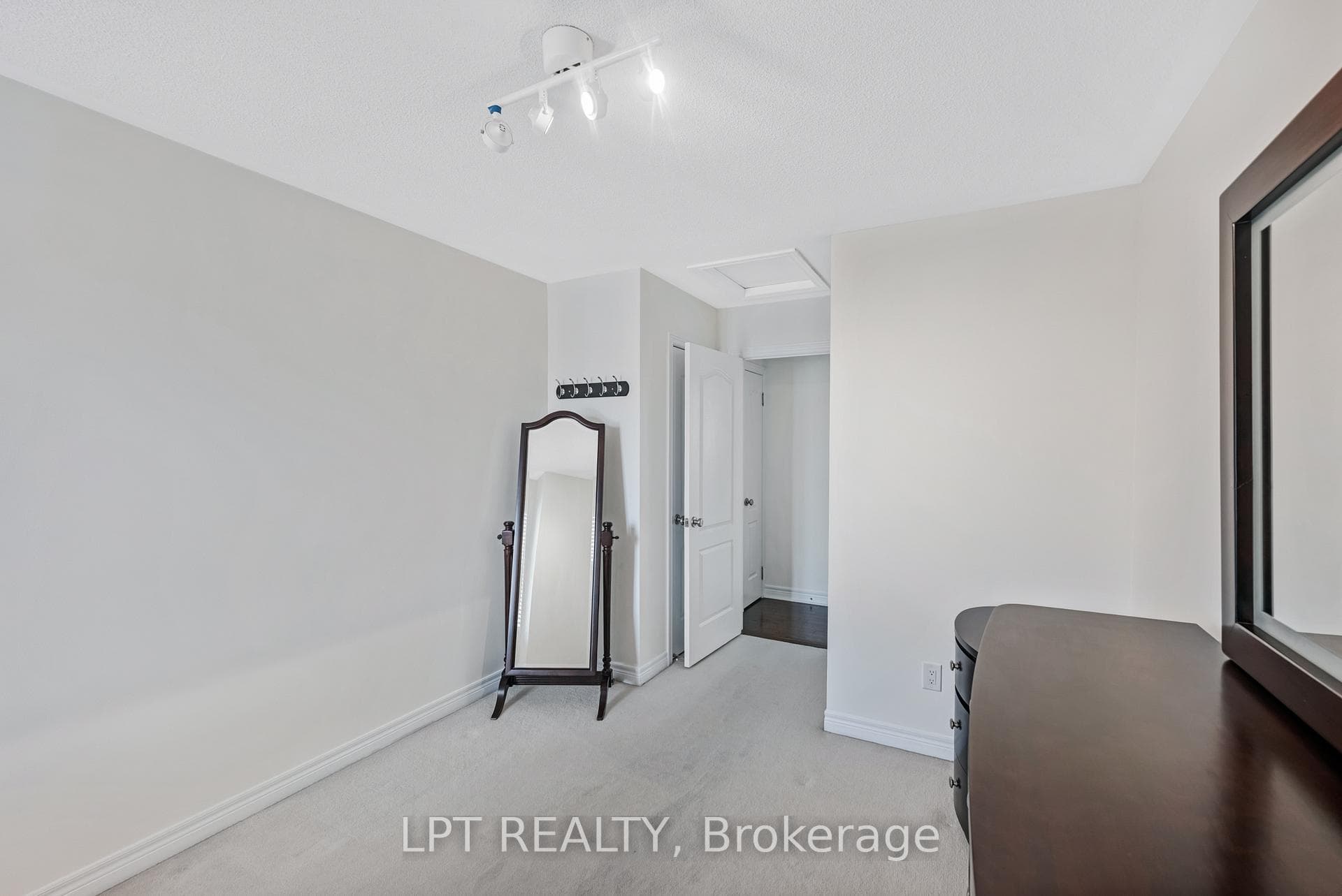 19 Earnshaw Drive photo 43