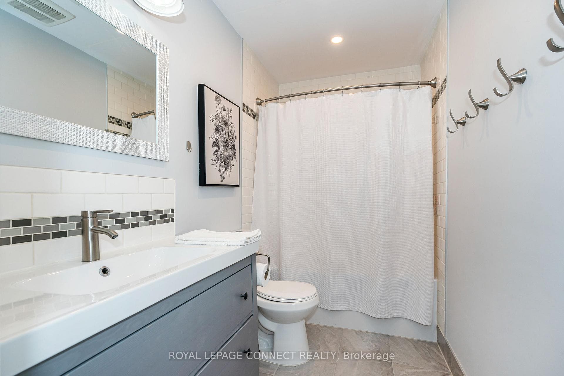 139 Adele Crescent photo 18