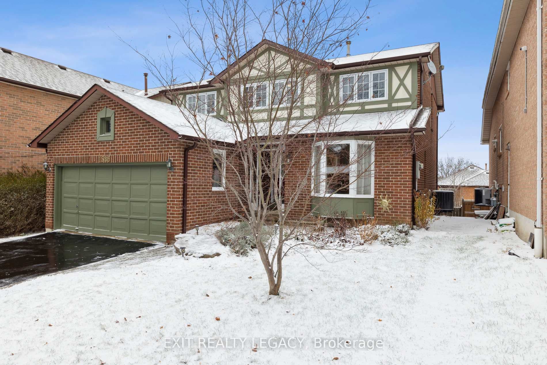 1586 Heathside Crescent photo 2