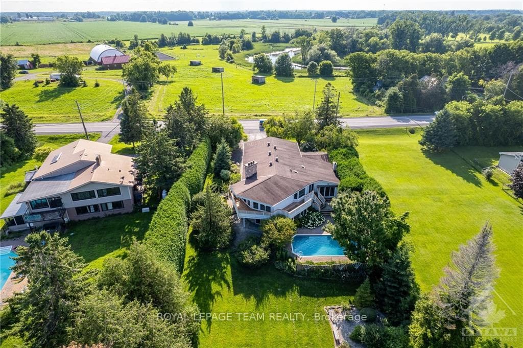 6775 RIDEAU VALLEY Drive photo 2