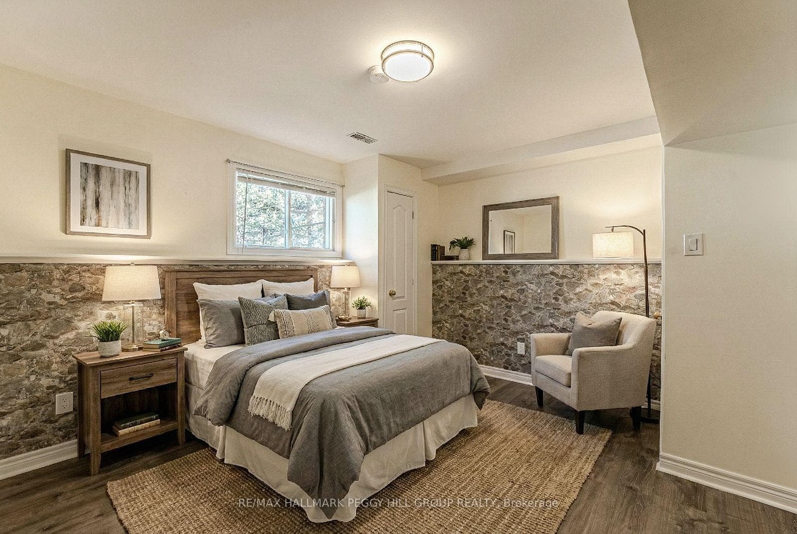 239 Simcoe Street photo 13