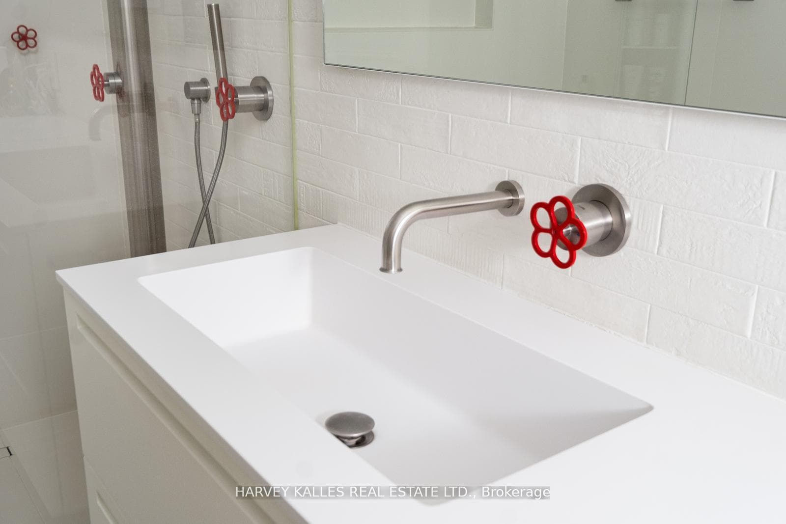 12 Macpherson Avenue Unit 3 photo 16