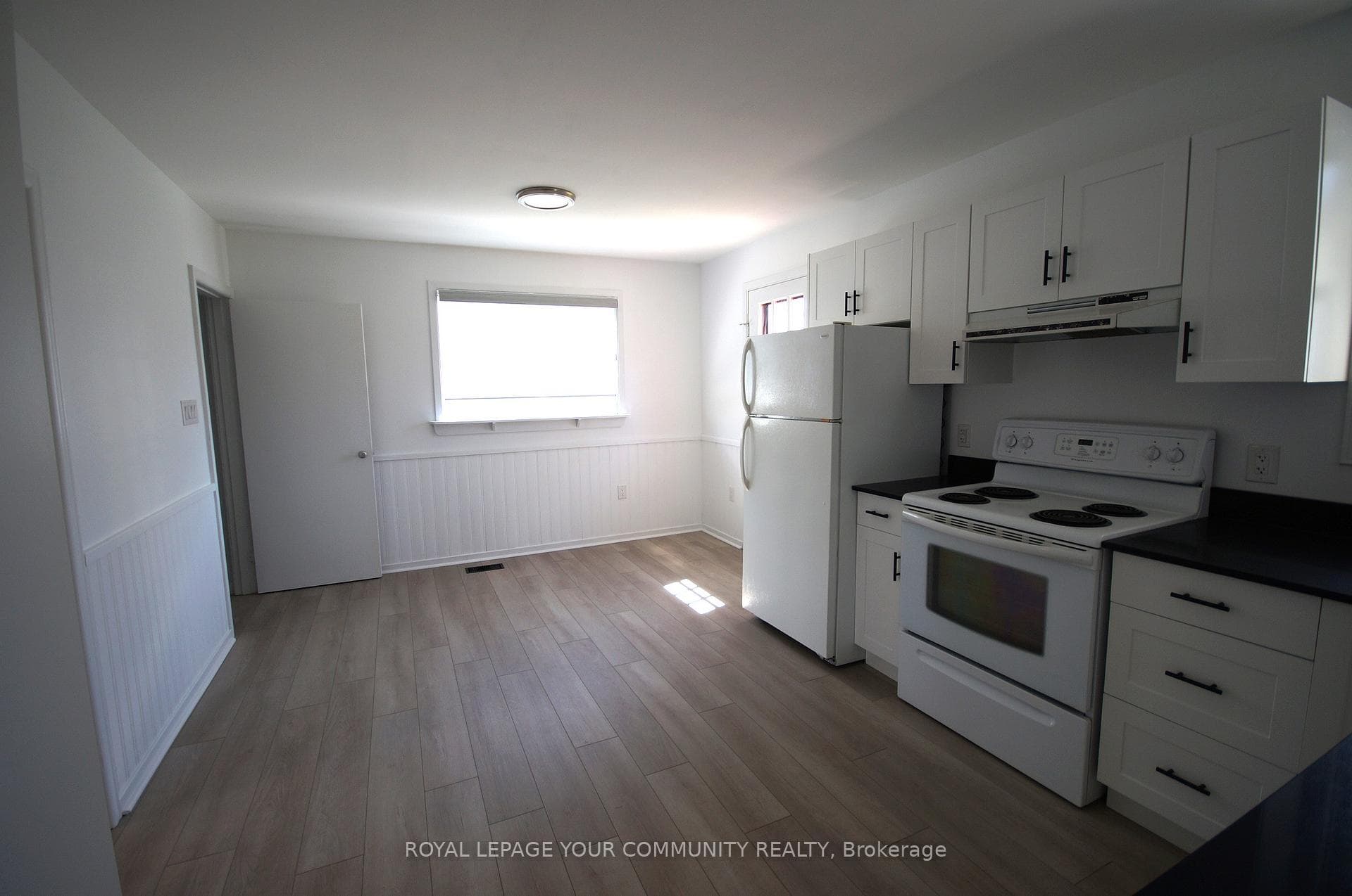 Eat-in Kitchen with new cabinets & granite counter