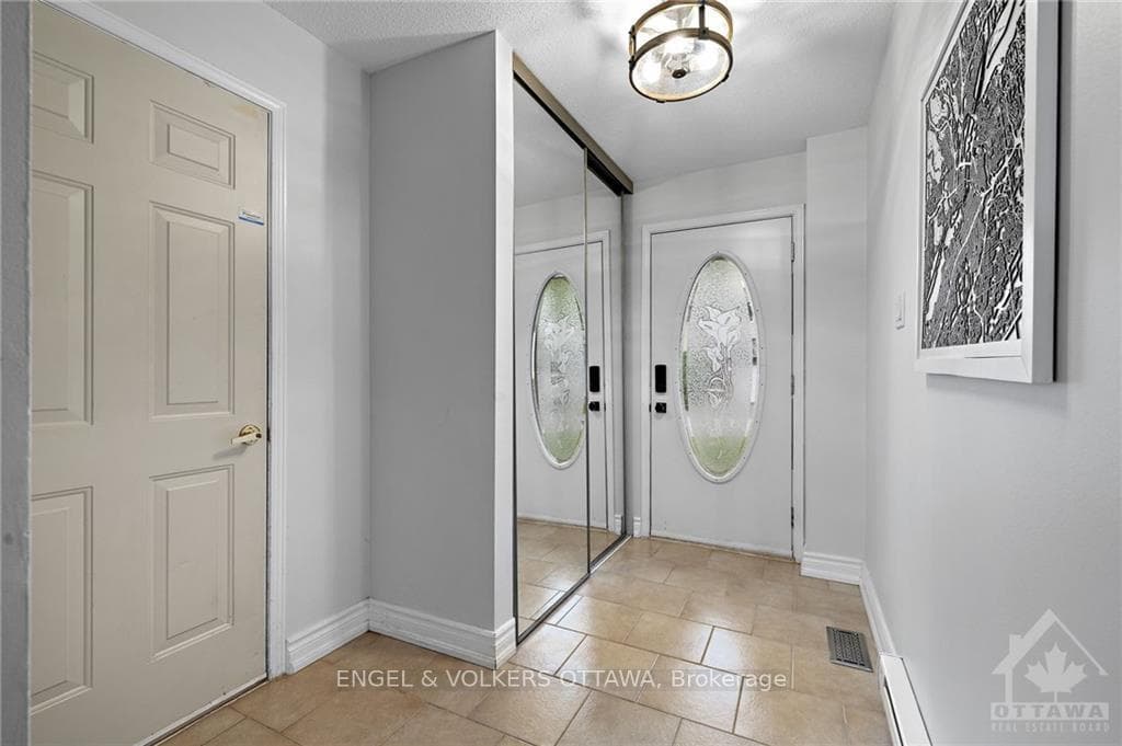 2415 SOUTHVALE Crescent Unit 2 photo 3