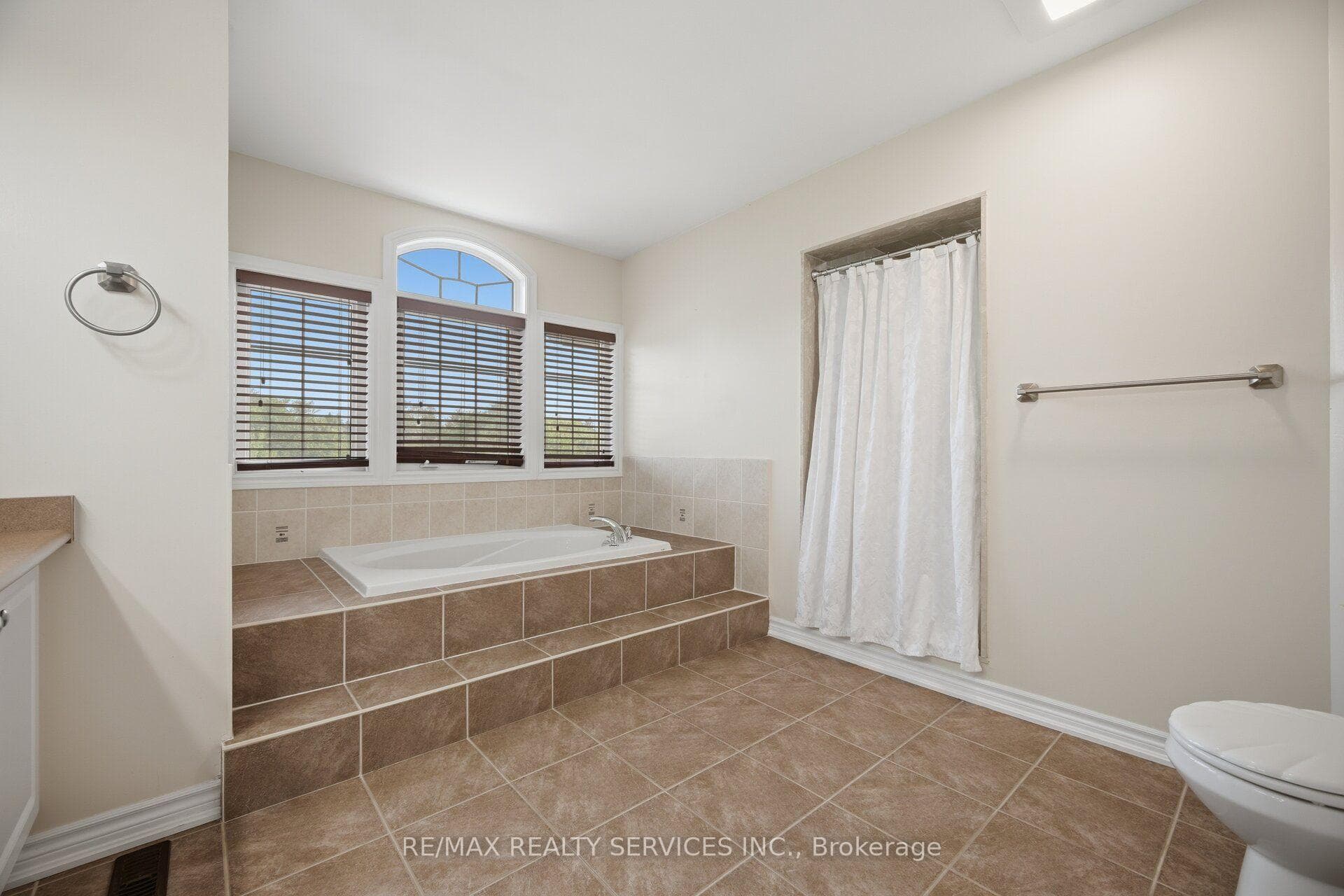 15 Upper Canada Drive photo 32