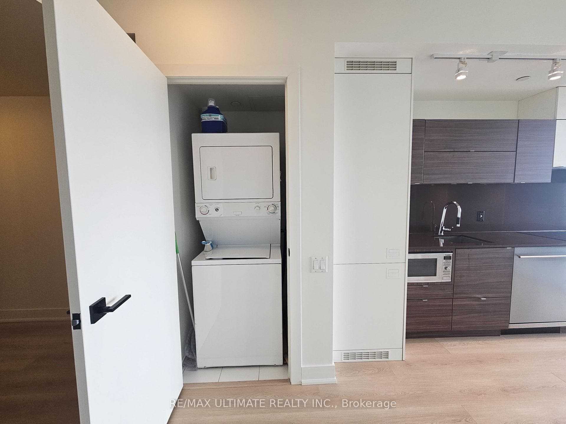 Ensuite Laundry