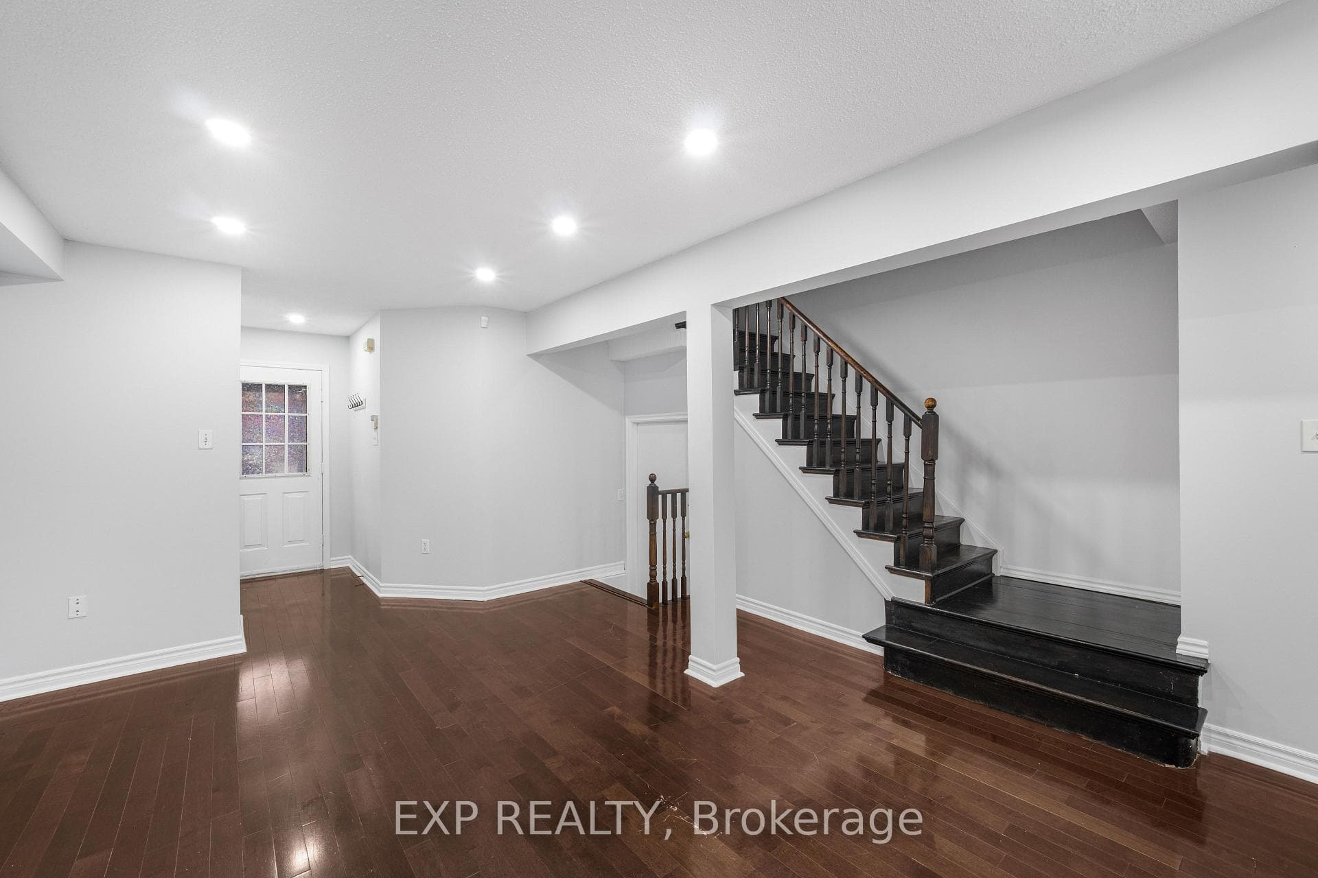 128 Olympia Crescent photo 2