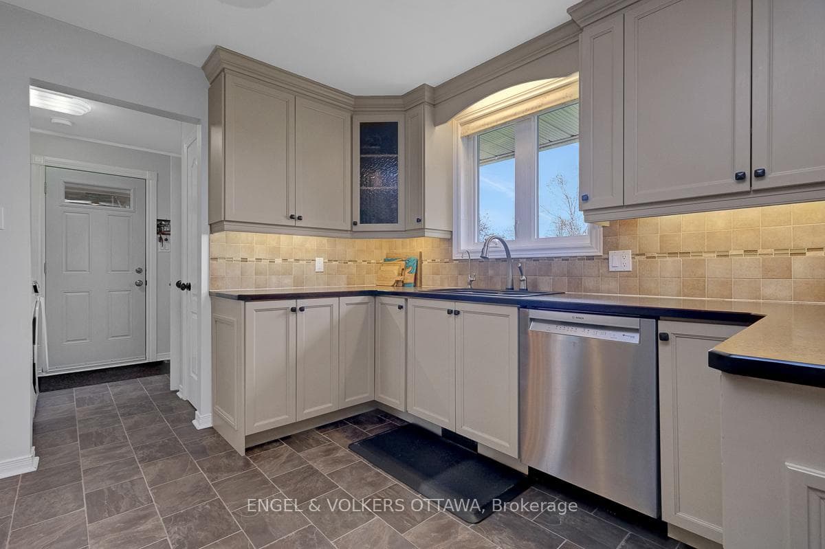 2963 Roger Stevens Drive photo 12