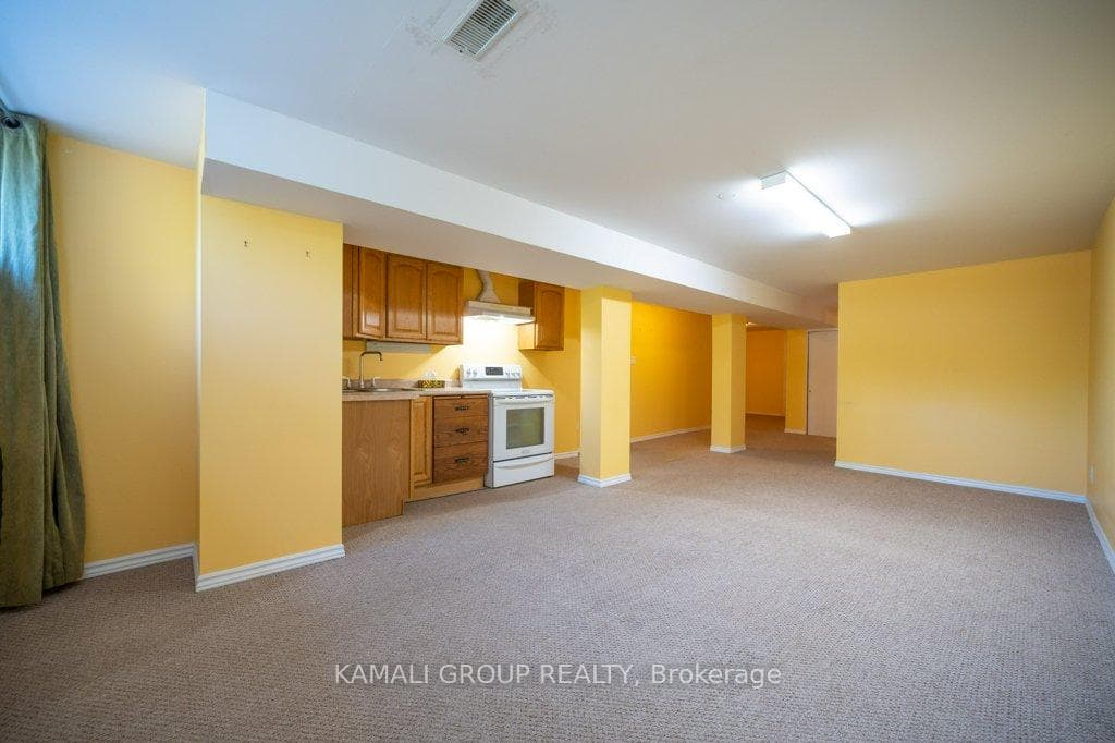 685 Perry Crescent photo 19