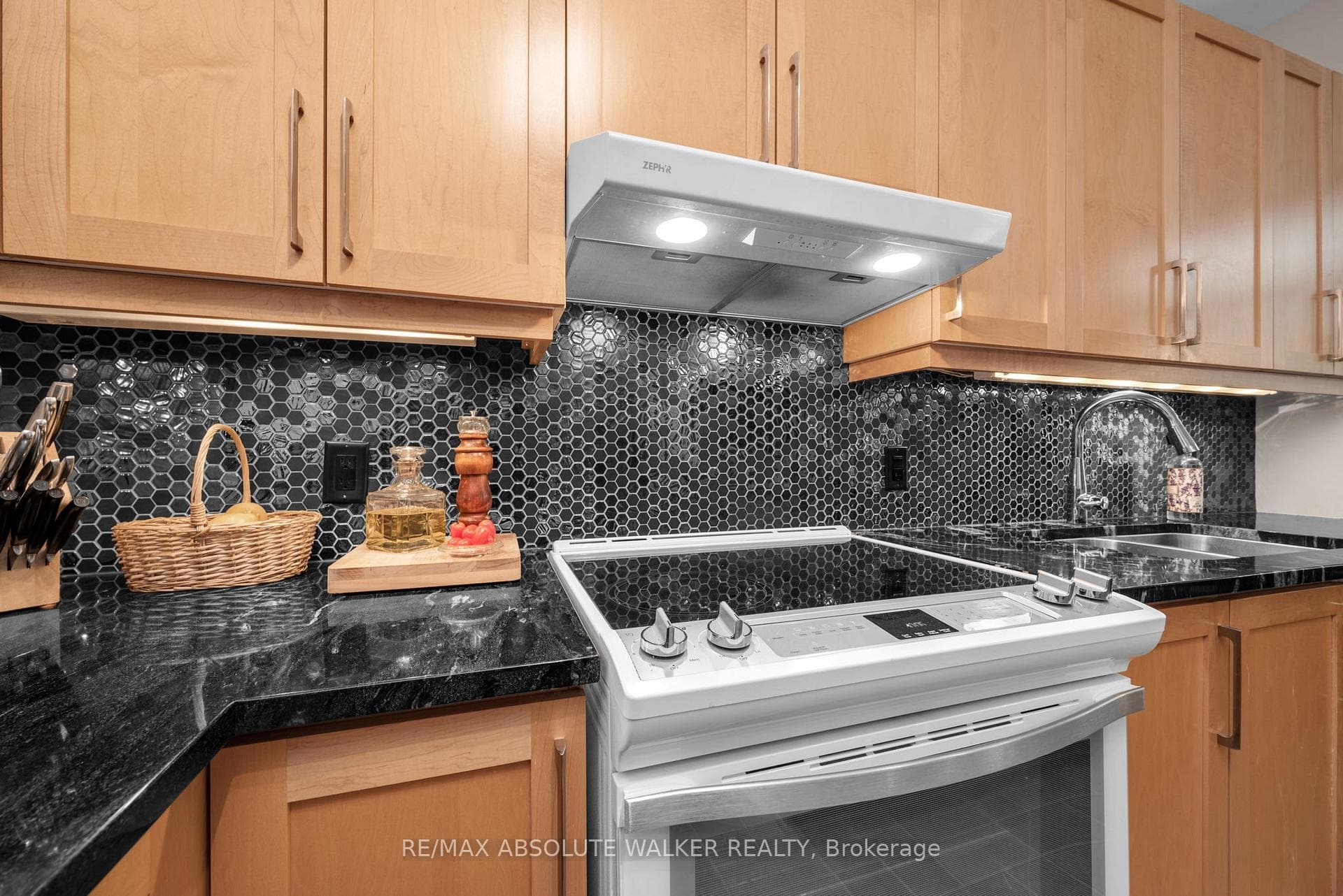 1547 Henri Lauzon Street photo 8