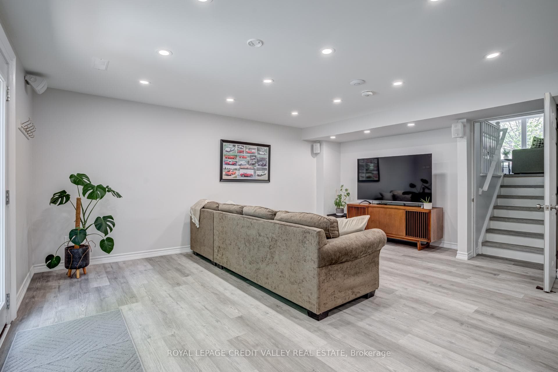 33 Briarlea Road photo 23