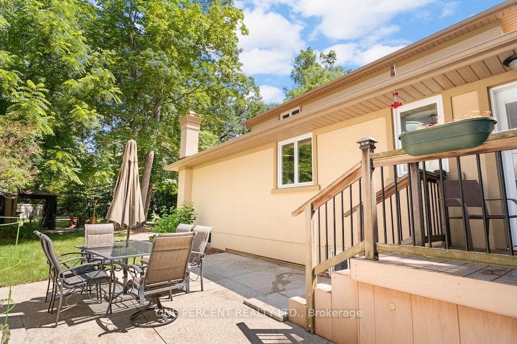 583 Stephens Crescent photo 37