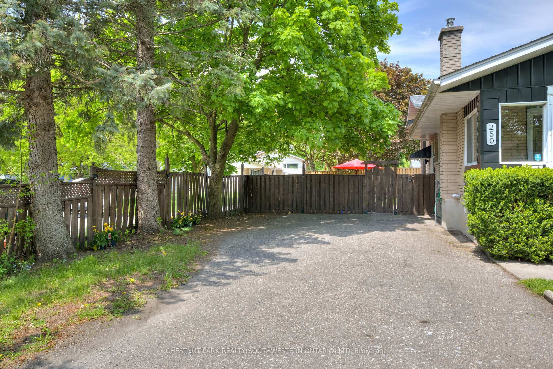 250 Willowdale Place photo 5