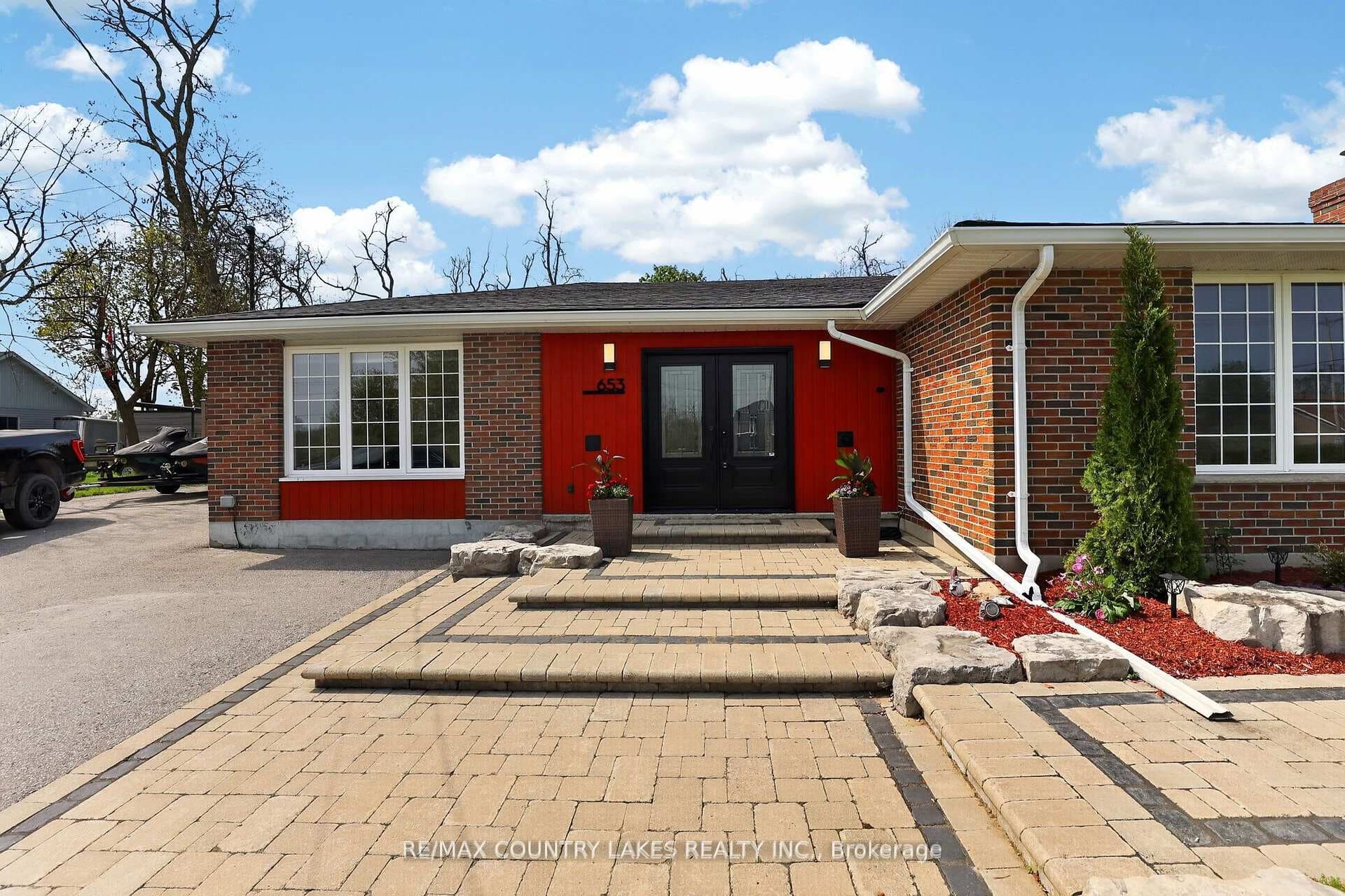 653 Simcoe Street photo 1