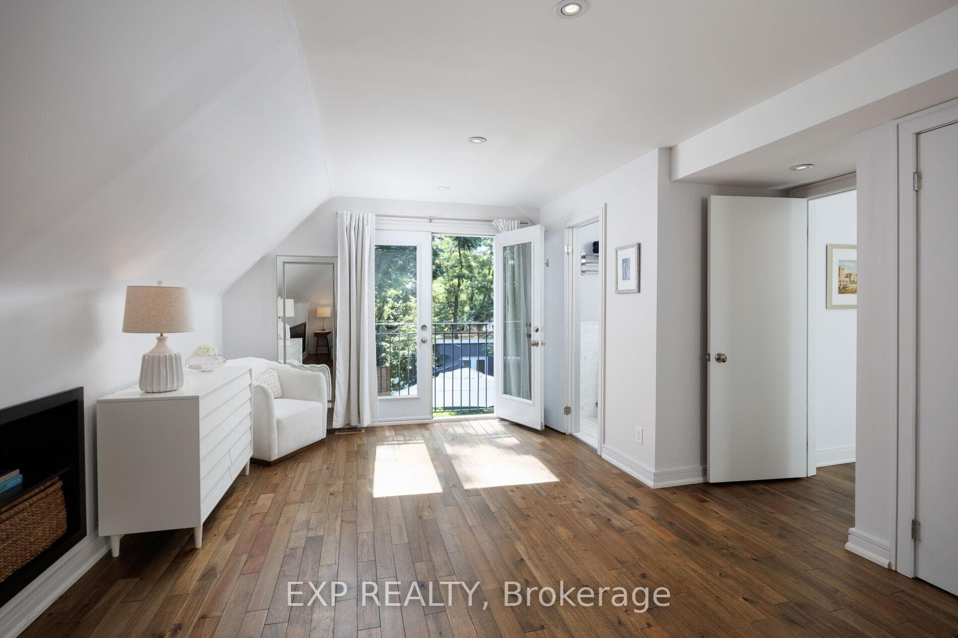 870 Royal York Road photo 28