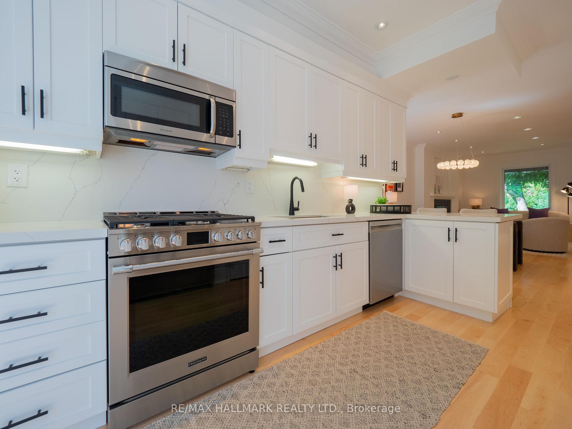 65 Hampton Avenue photo 17