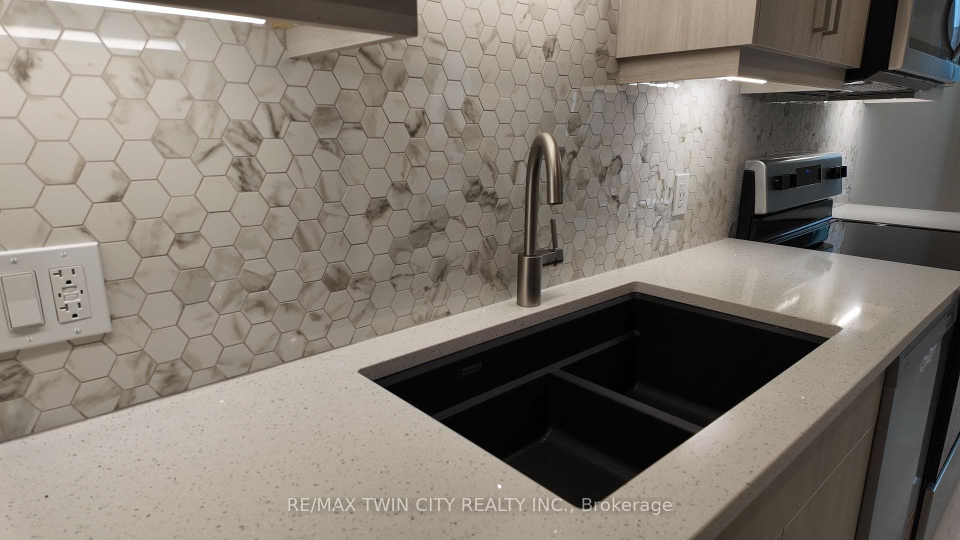 525 ERINBROOK Drive Unit C055 photo 3