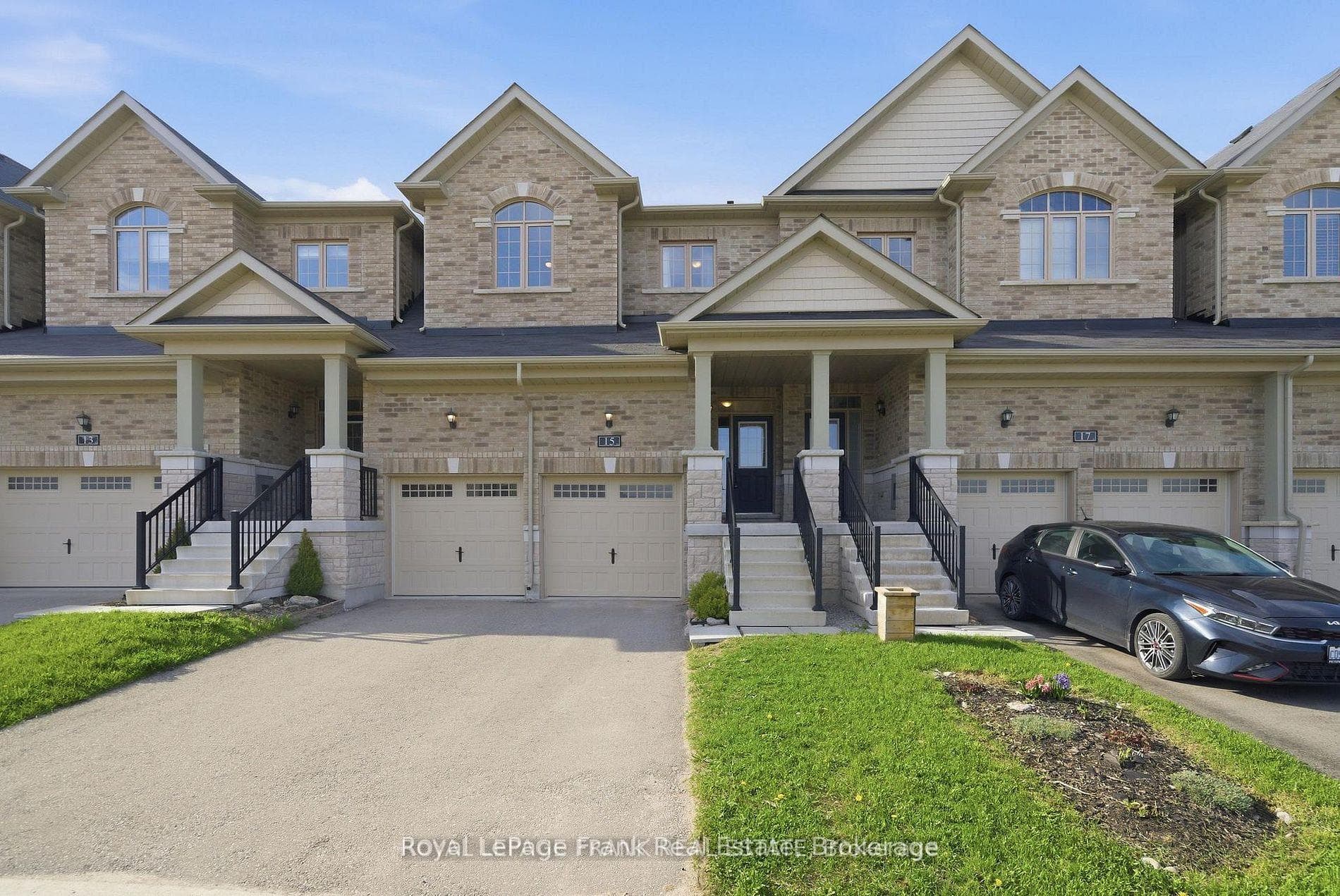 15 Highlands Boulevard photo 2