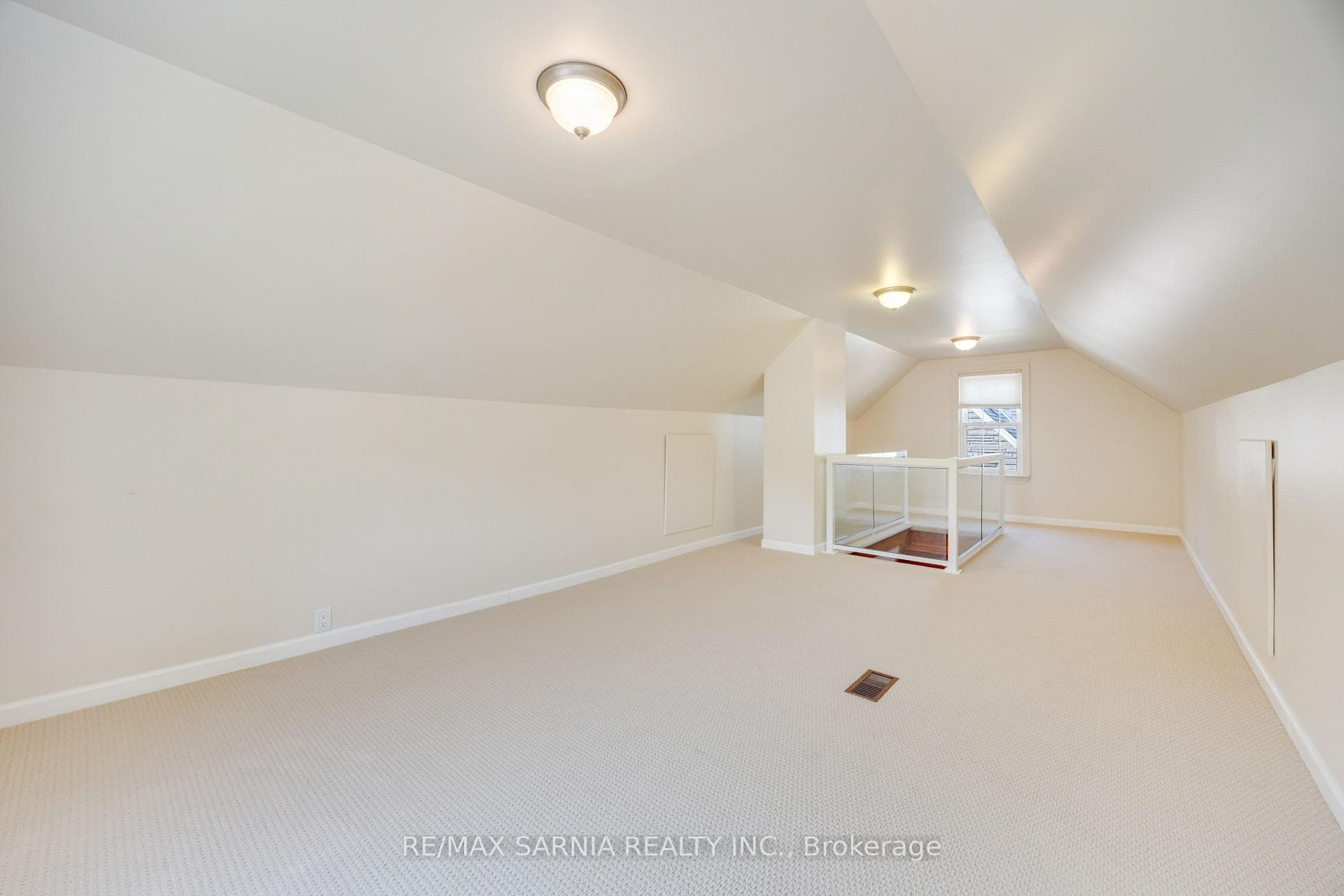 568 Devine Street photo 22