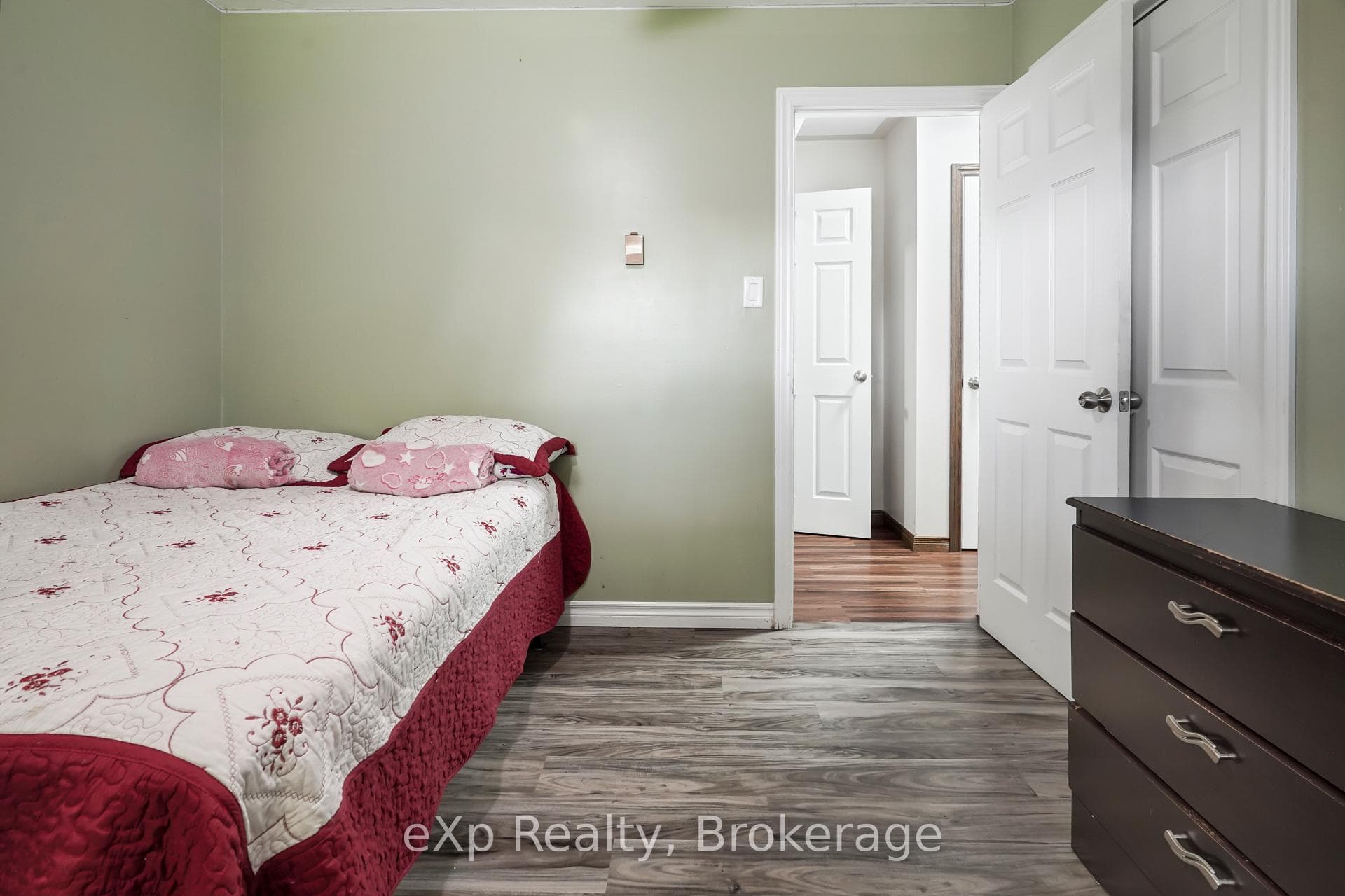 4094 Queen Street photo 20
