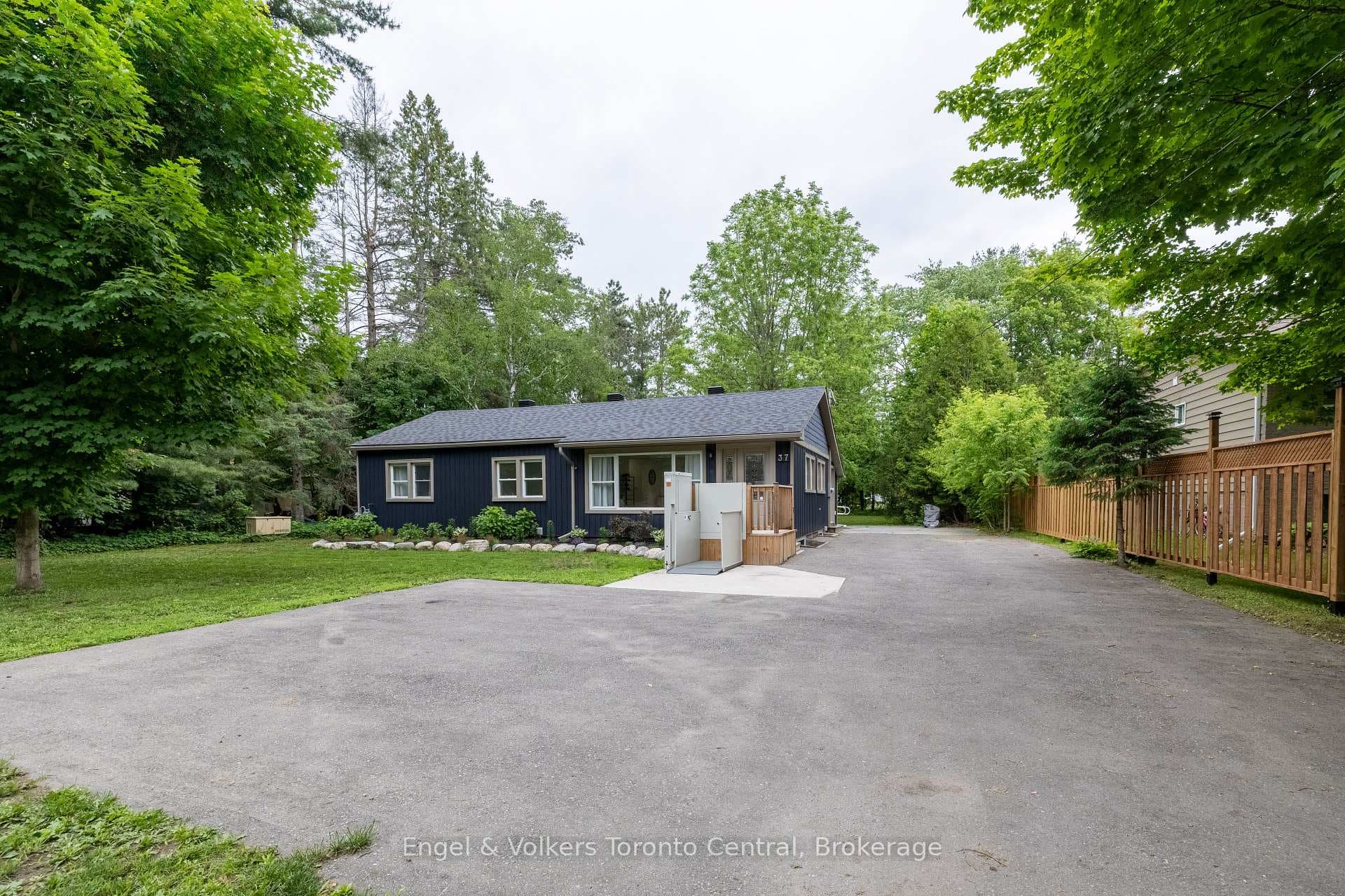 Newly paved driveway with turn around.